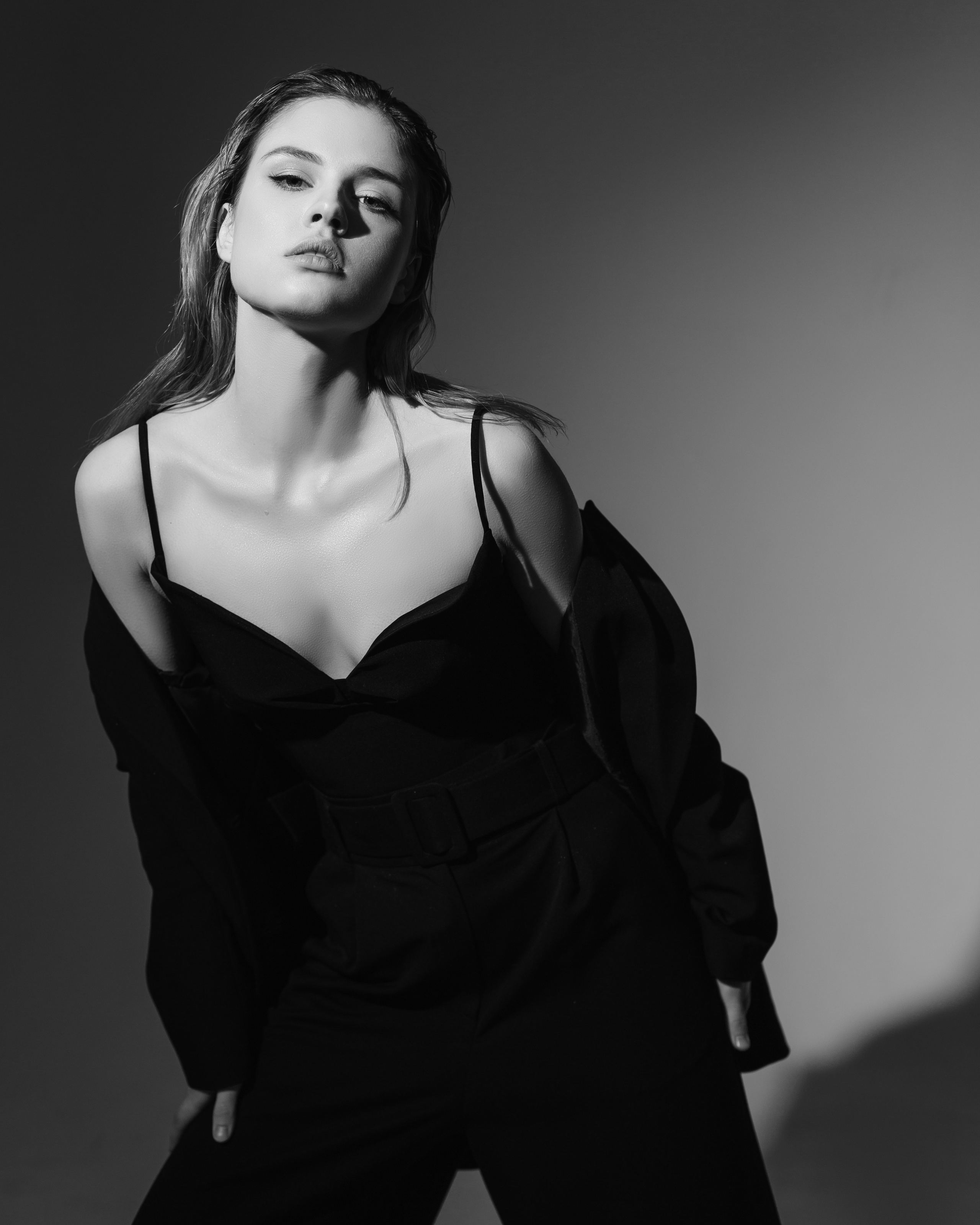 Черно-белый портрет девушки. Brand и контент фотограф