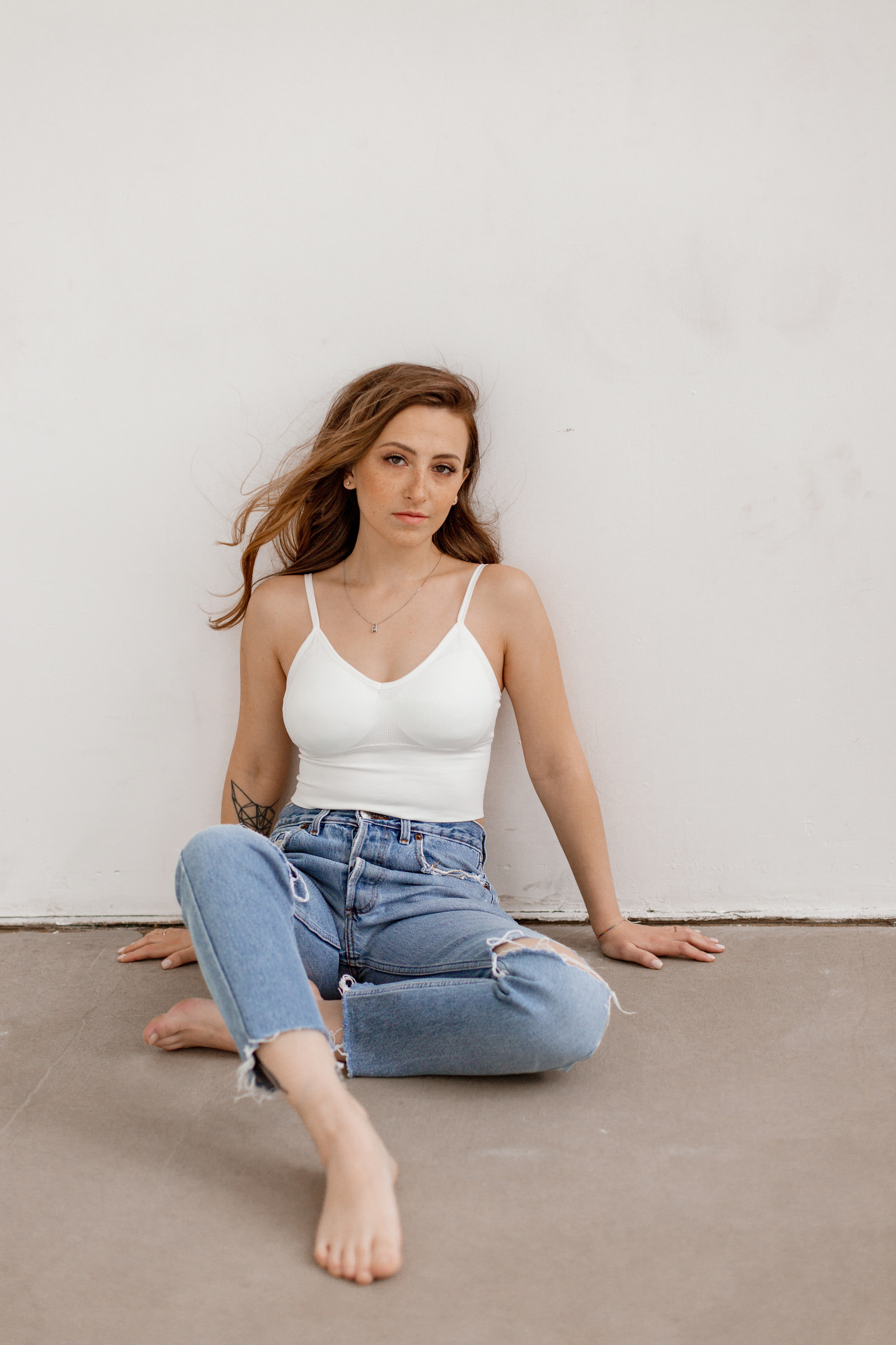 Минималистичная фотосессия девушки. Brand и контент фотограф