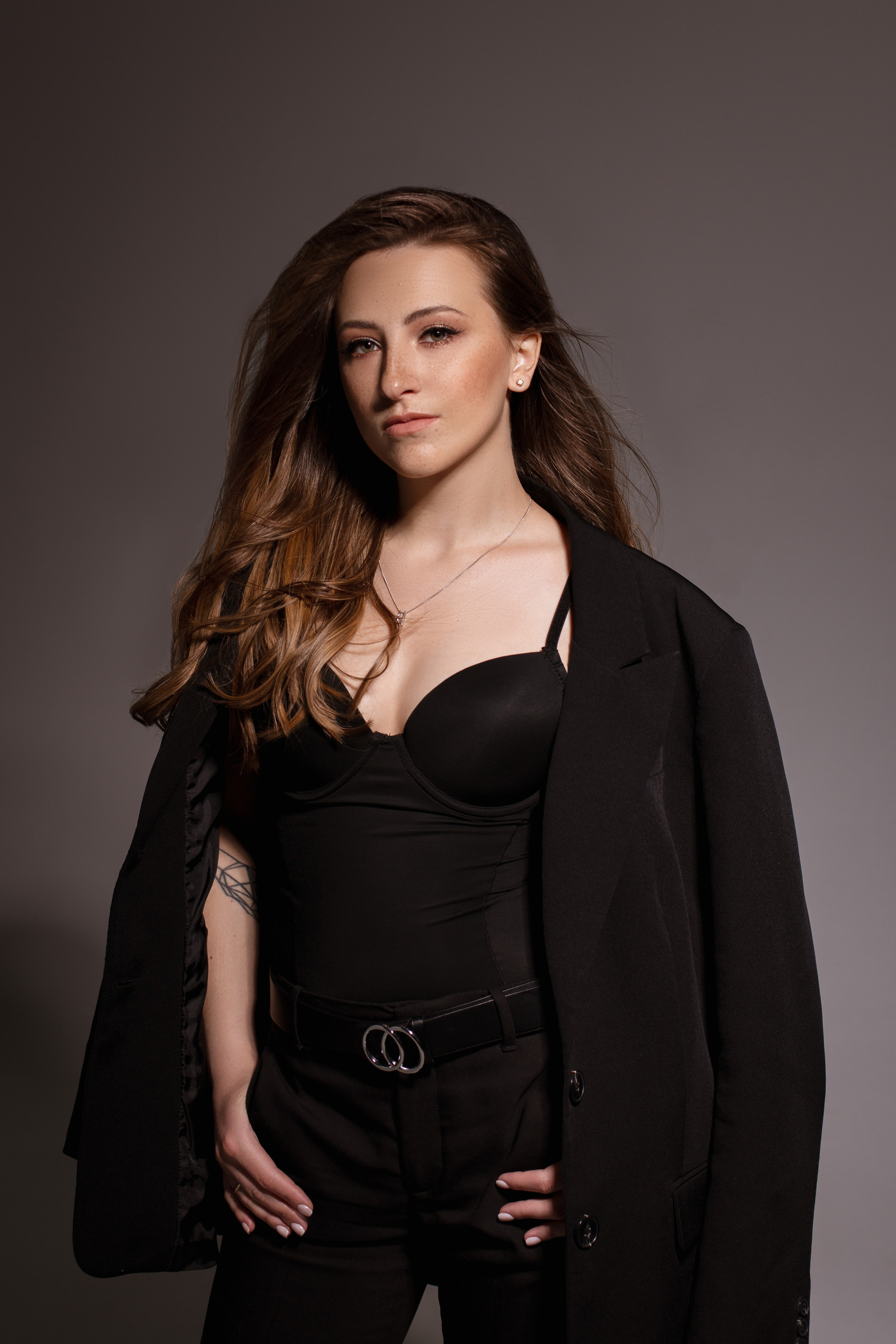 Минималистичная фотосессия девушки. Brand и контент фотограф