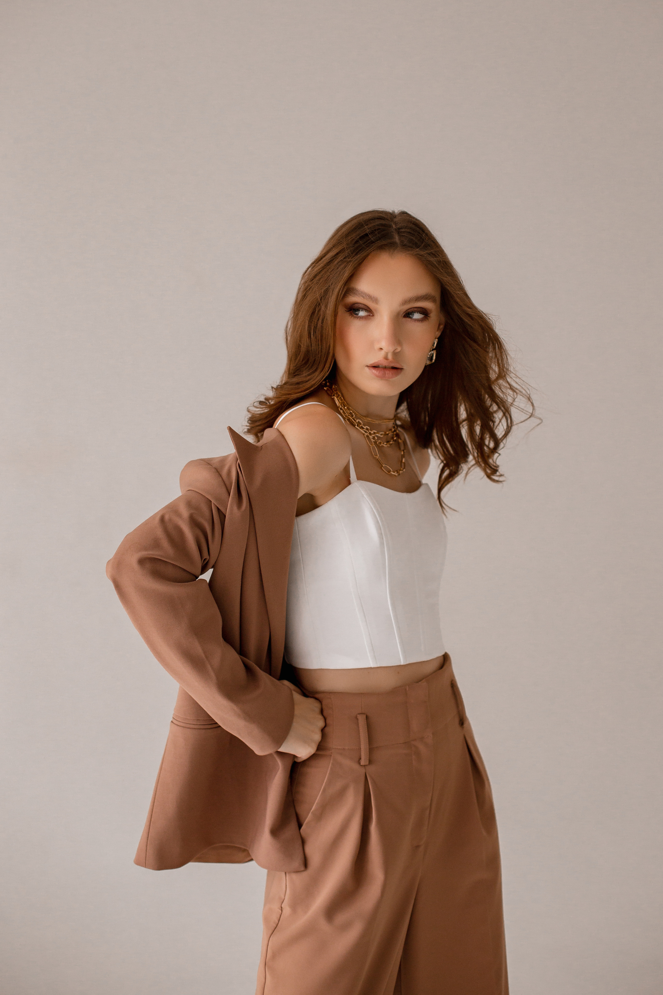 Минималистичная фотосессия девушки. Brand и контент фотограф