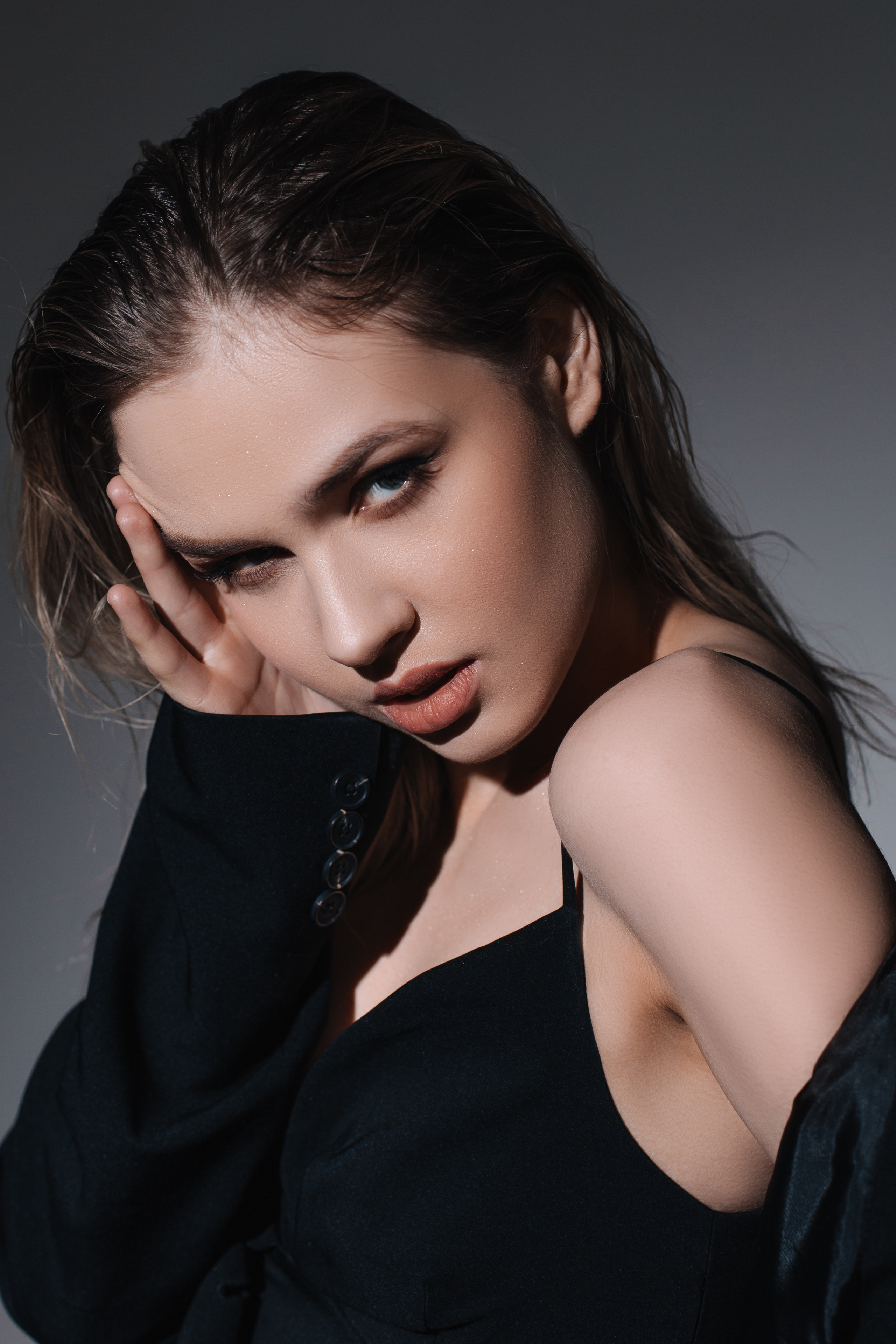 Черно-белый портрет девушки. Brand и контент фотограф