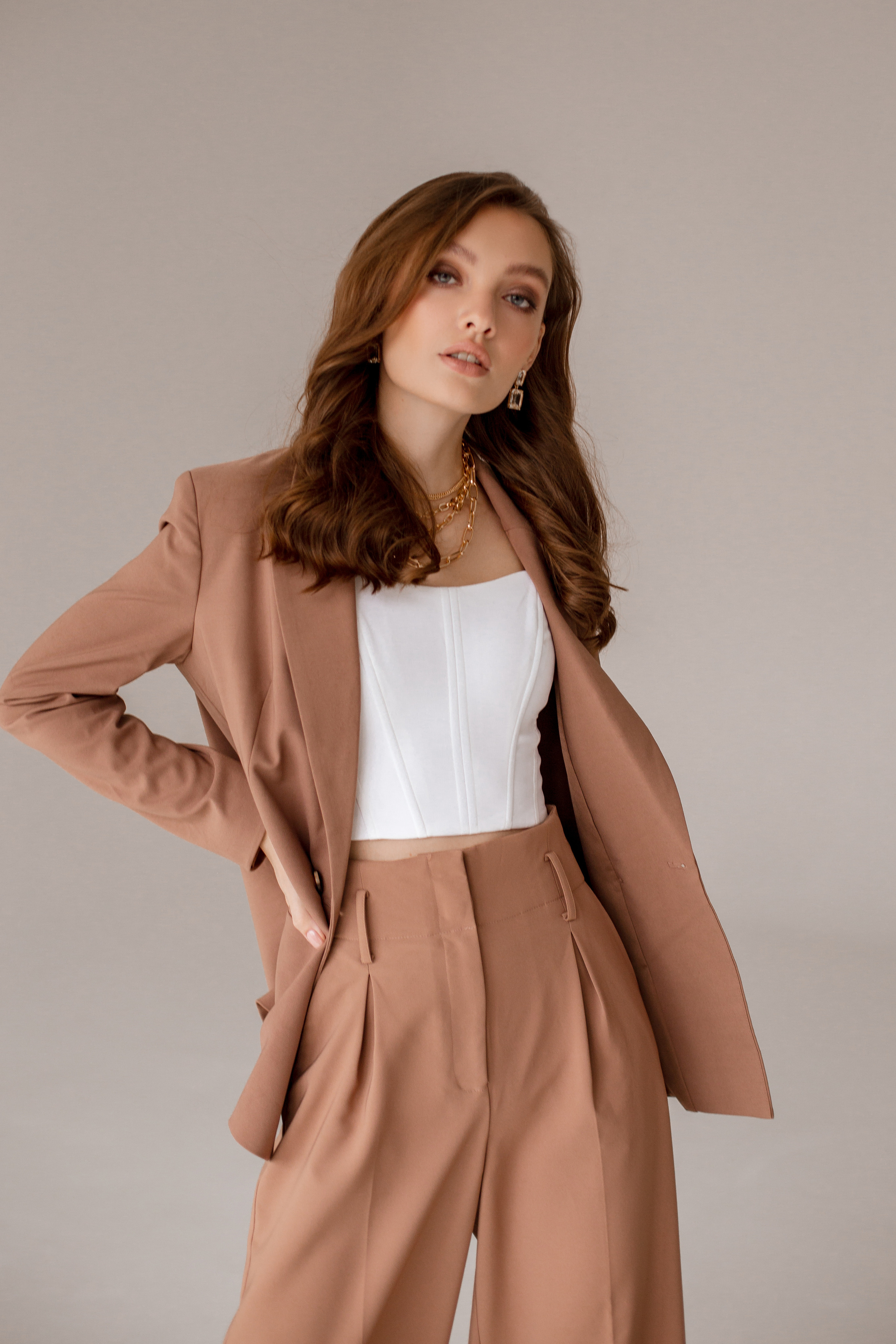 Минималистичная фотосессия девушки. Brand и контент фотограф