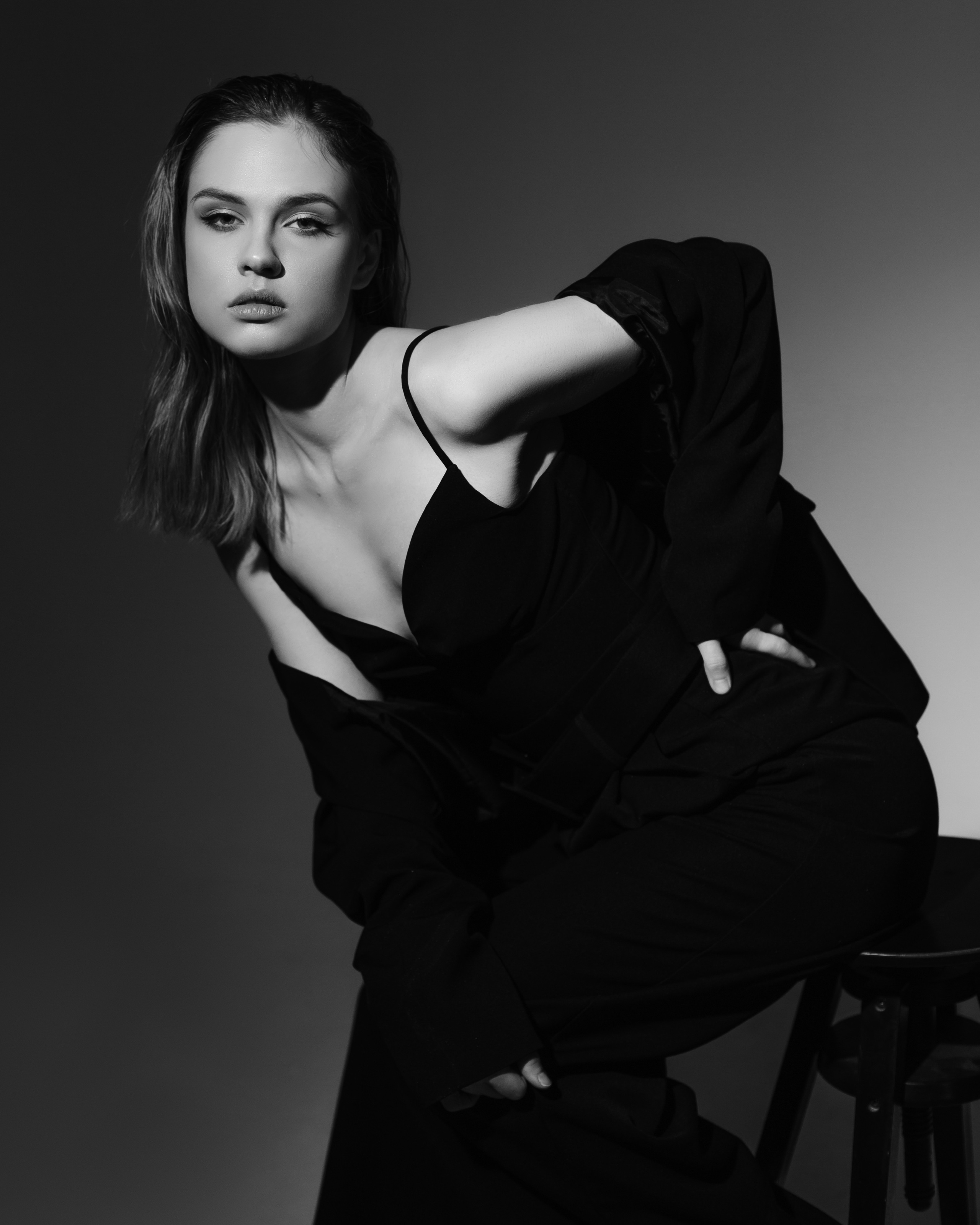 Черно-белый портрет девушки. Brand и контент фотограф