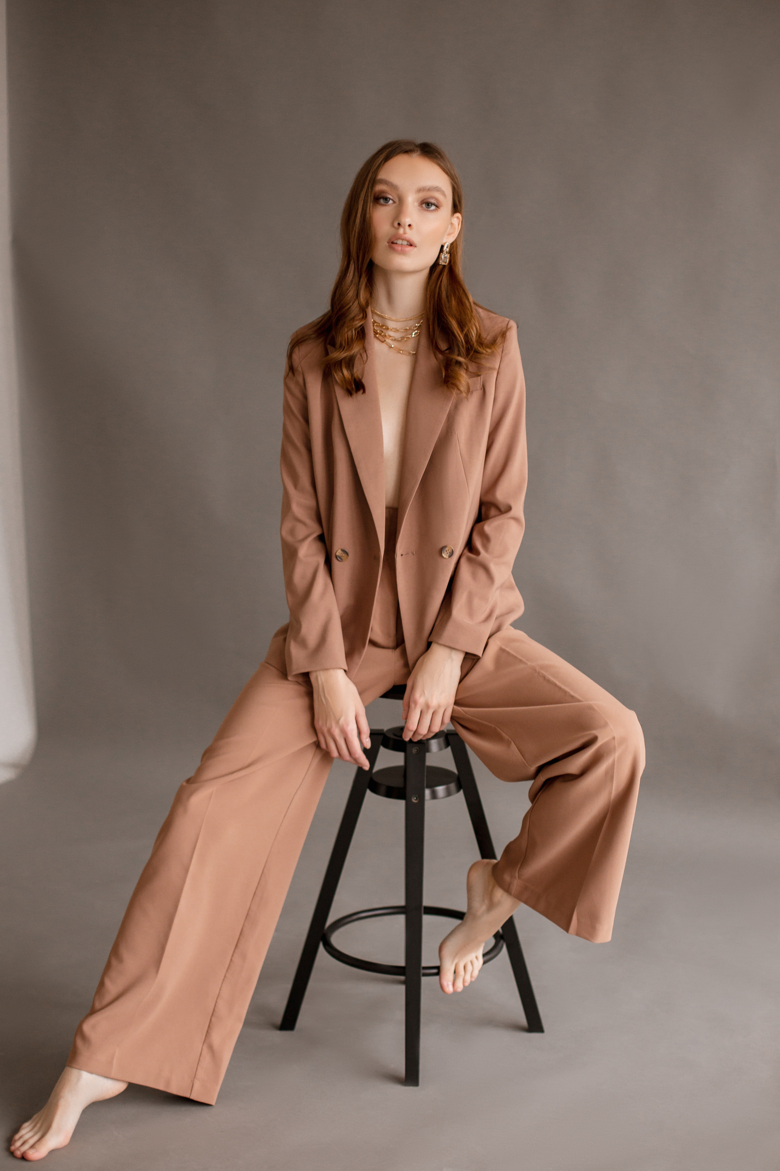 Минималистичная фотосессия девушки. Brand и контент фотограф