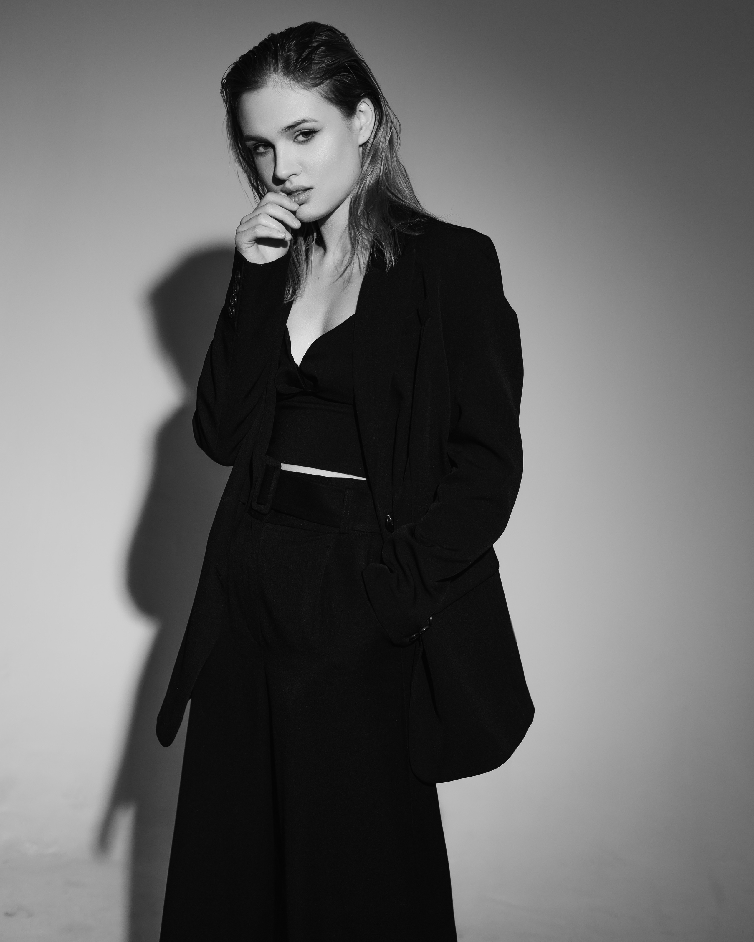 Черно-белый портрет девушки. Brand и контент фотограф