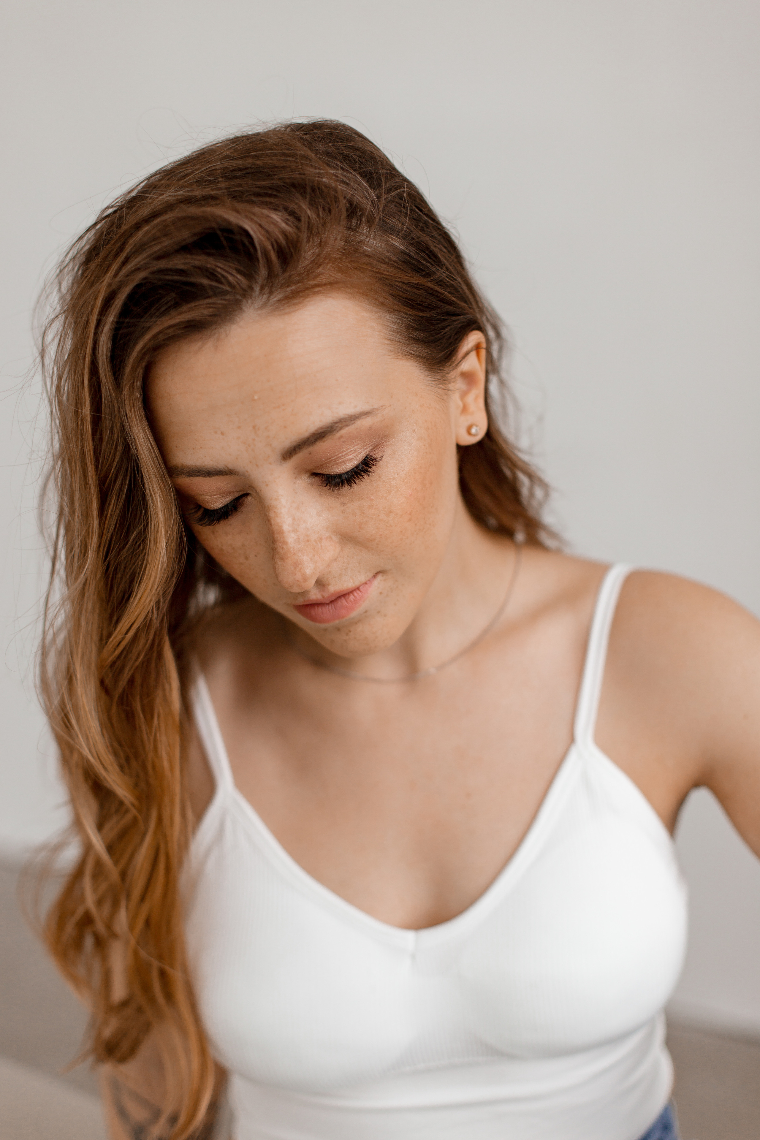 Минималистичная фотосессия девушки. Brand и контент фотограф