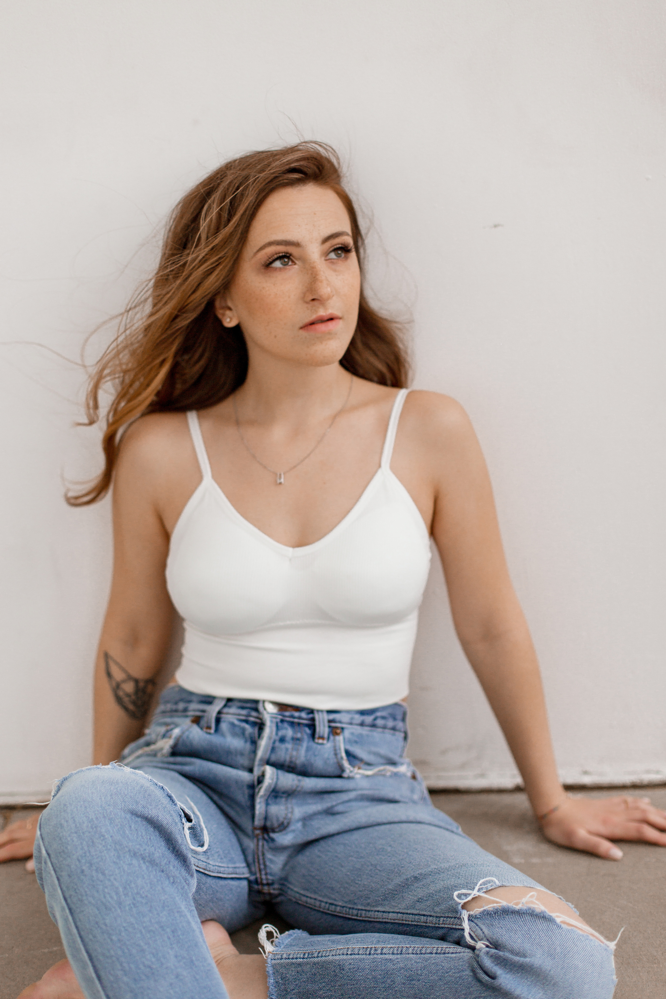 Минималистичная фотосессия девушки. Brand и контент фотограф