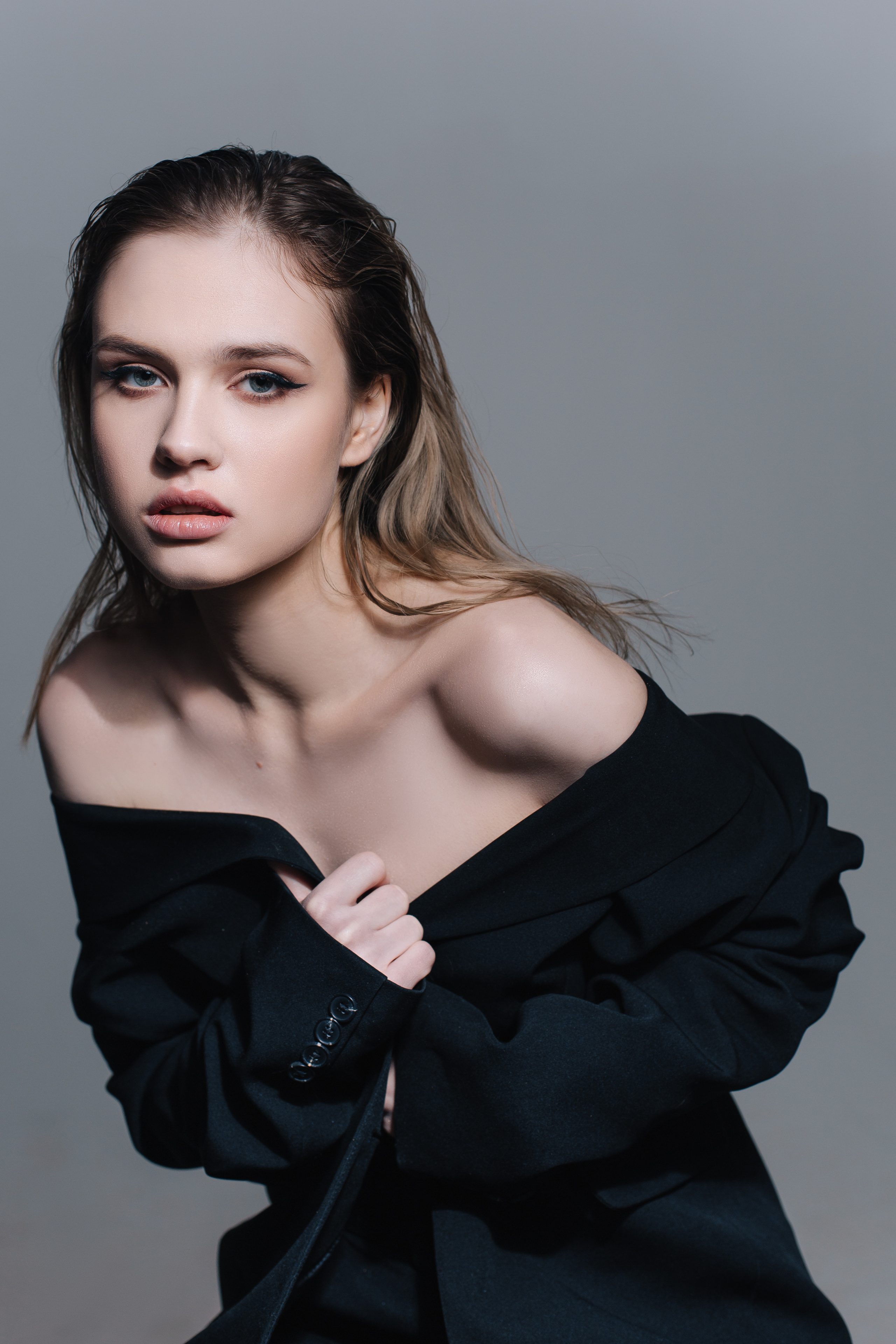 Черно-белый портрет девушки. Brand и контент фотограф