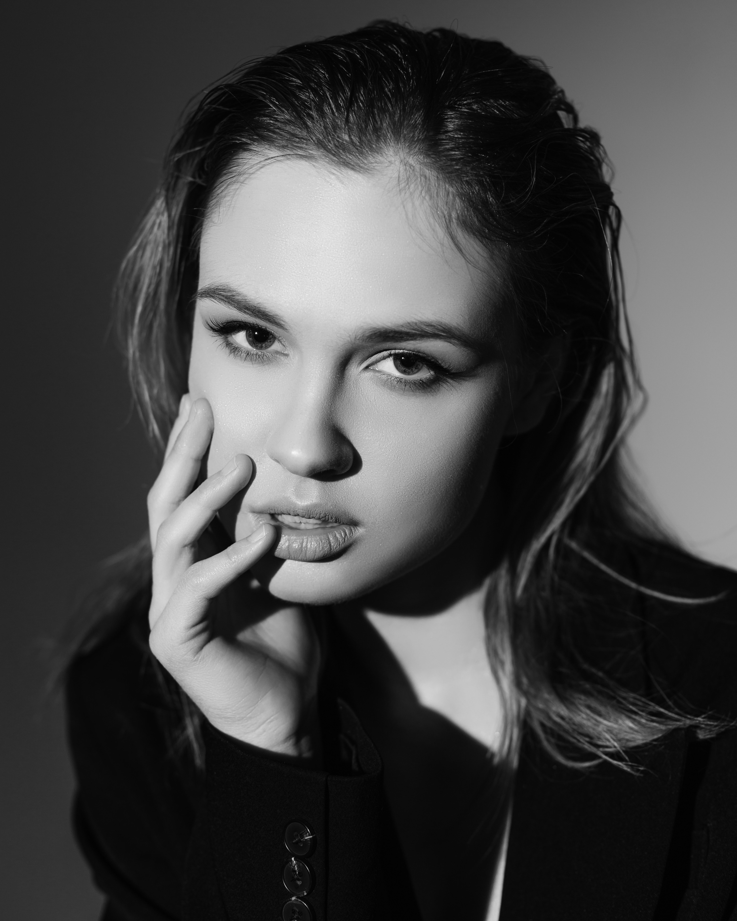 Черно-белый портрет девушки. Brand и контент фотограф