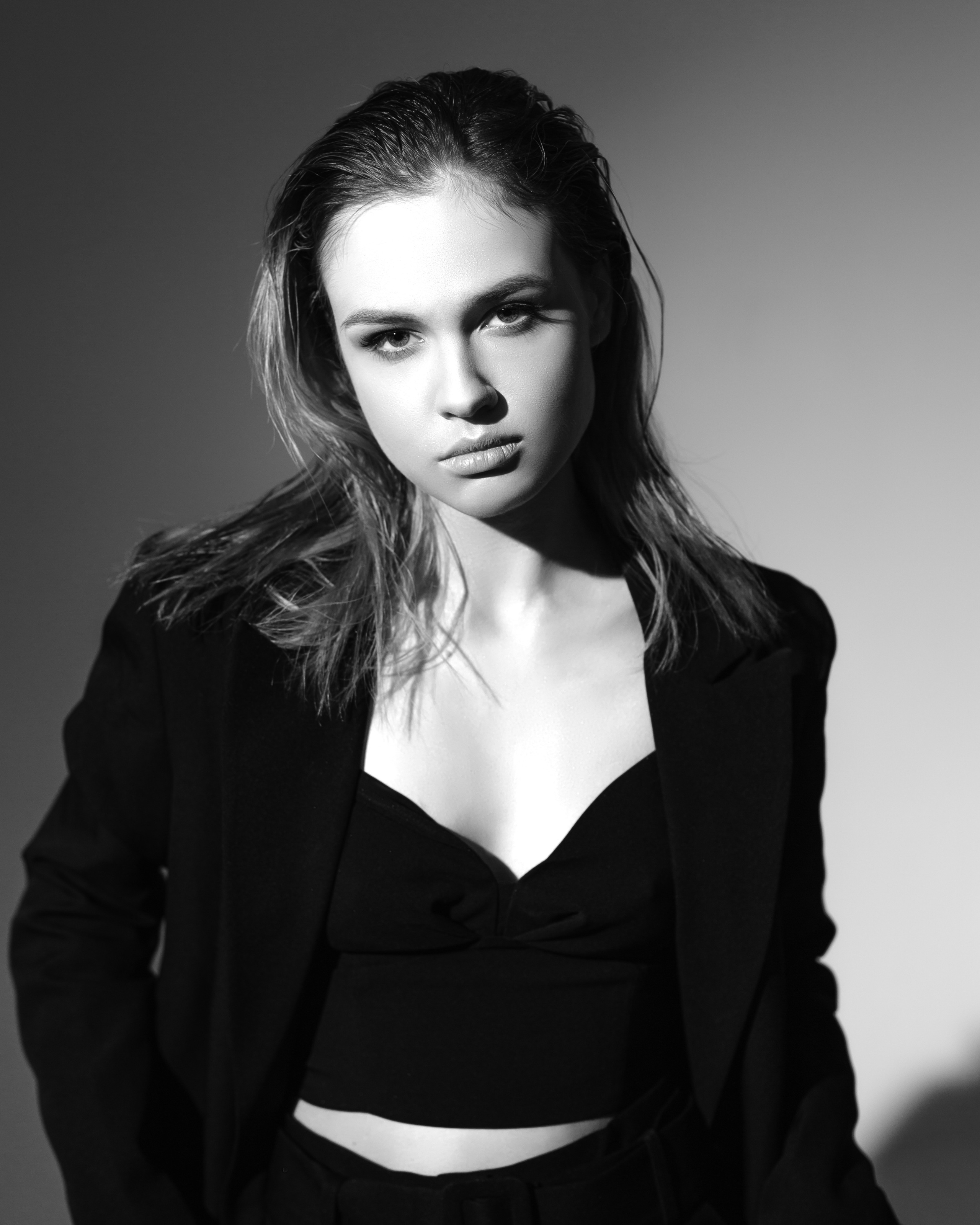 Черно-белый портрет девушки. Brand и контент фотограф