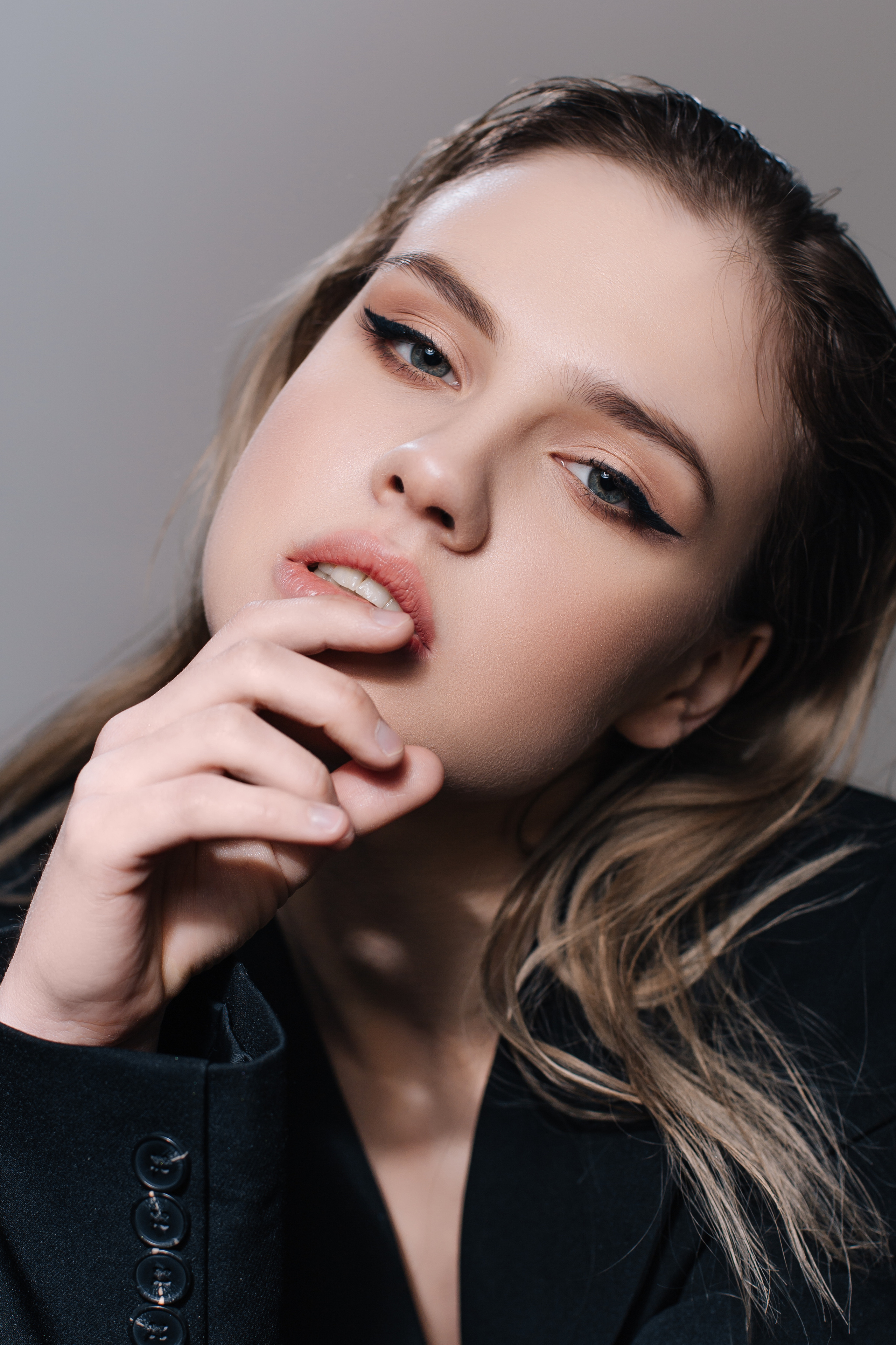 Черно-белый портрет девушки. Brand и контент фотограф