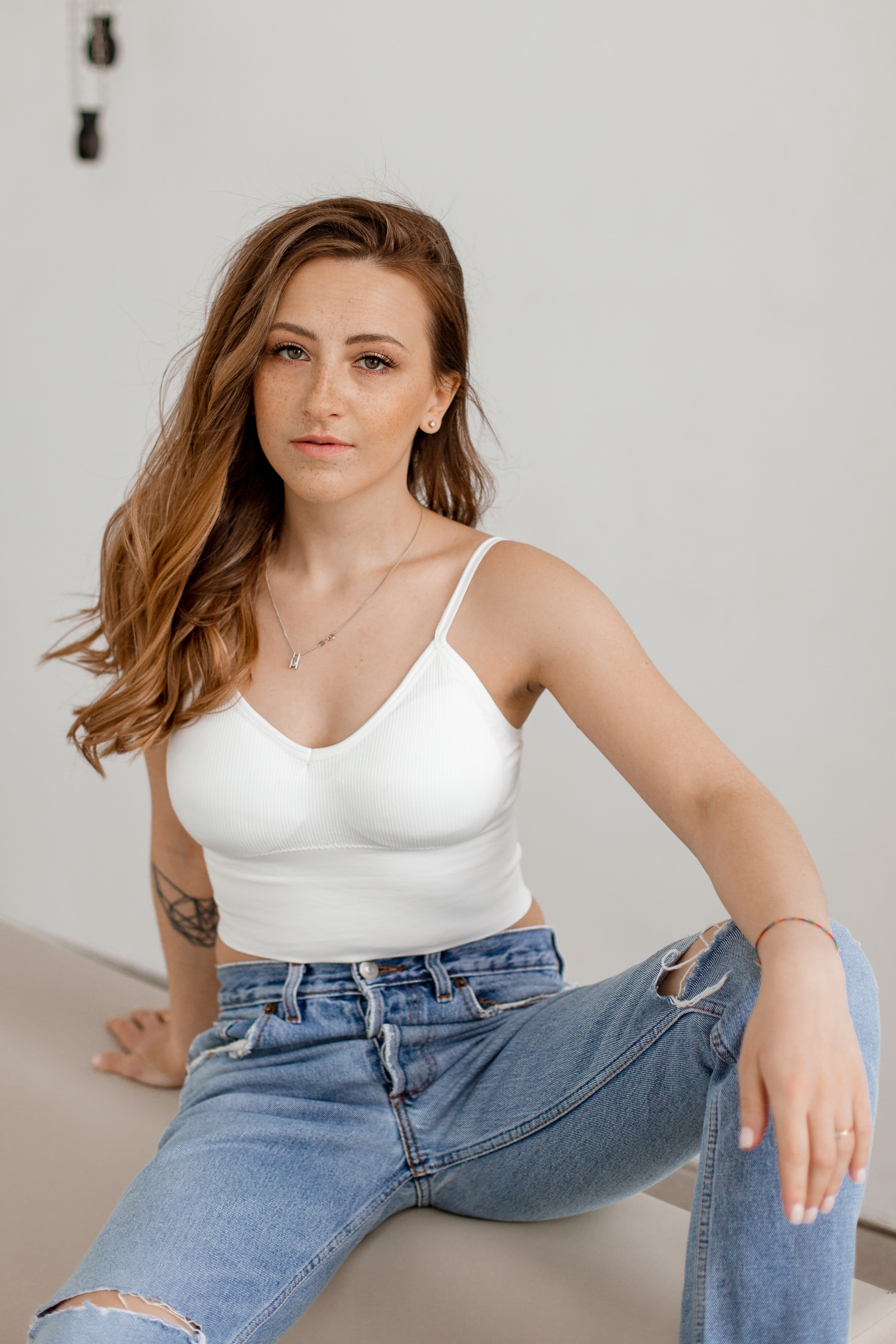 Минималистичная фотосессия девушки. Brand и контент фотограф