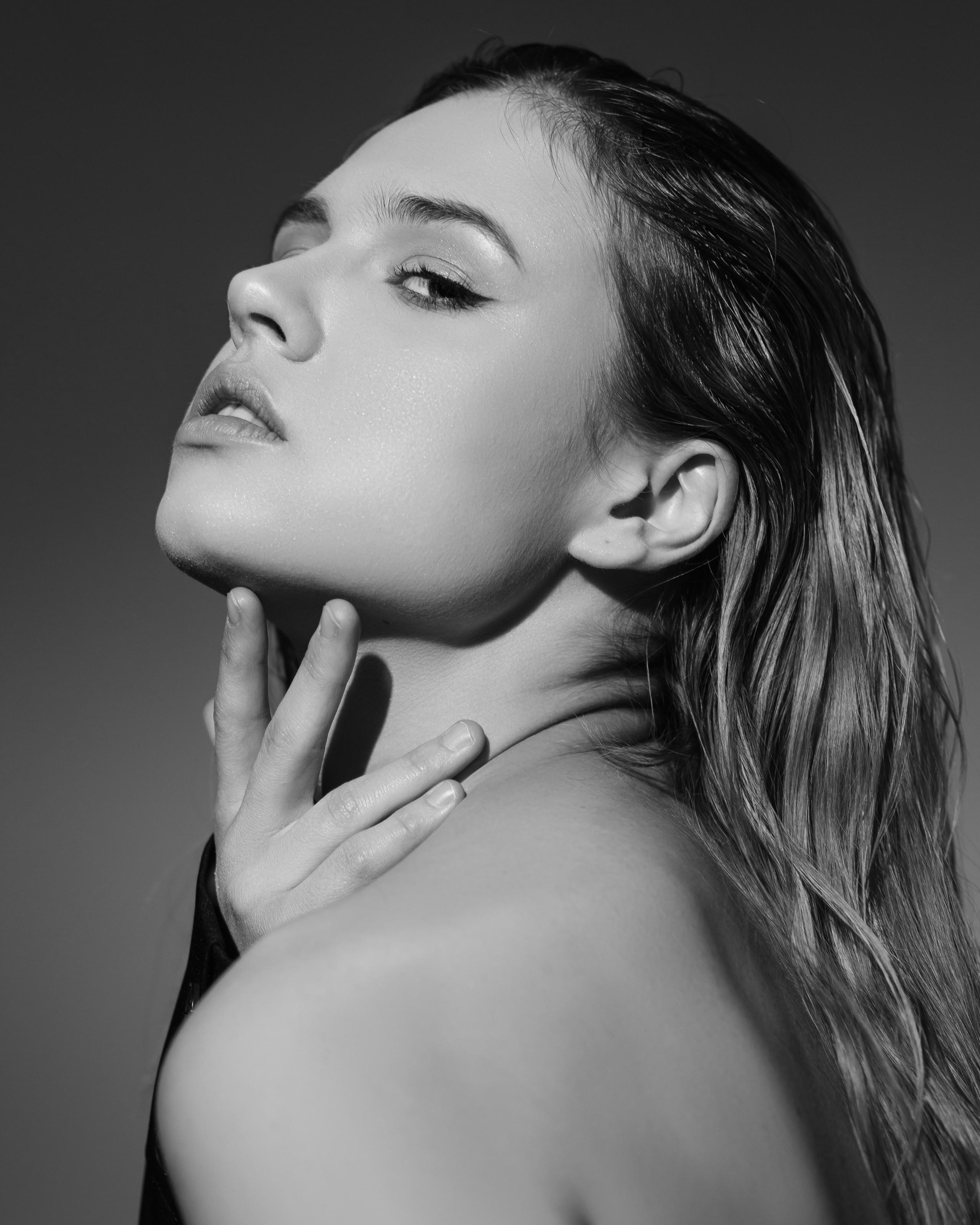 Черно-белый портрет девушки. Brand и контент фотограф