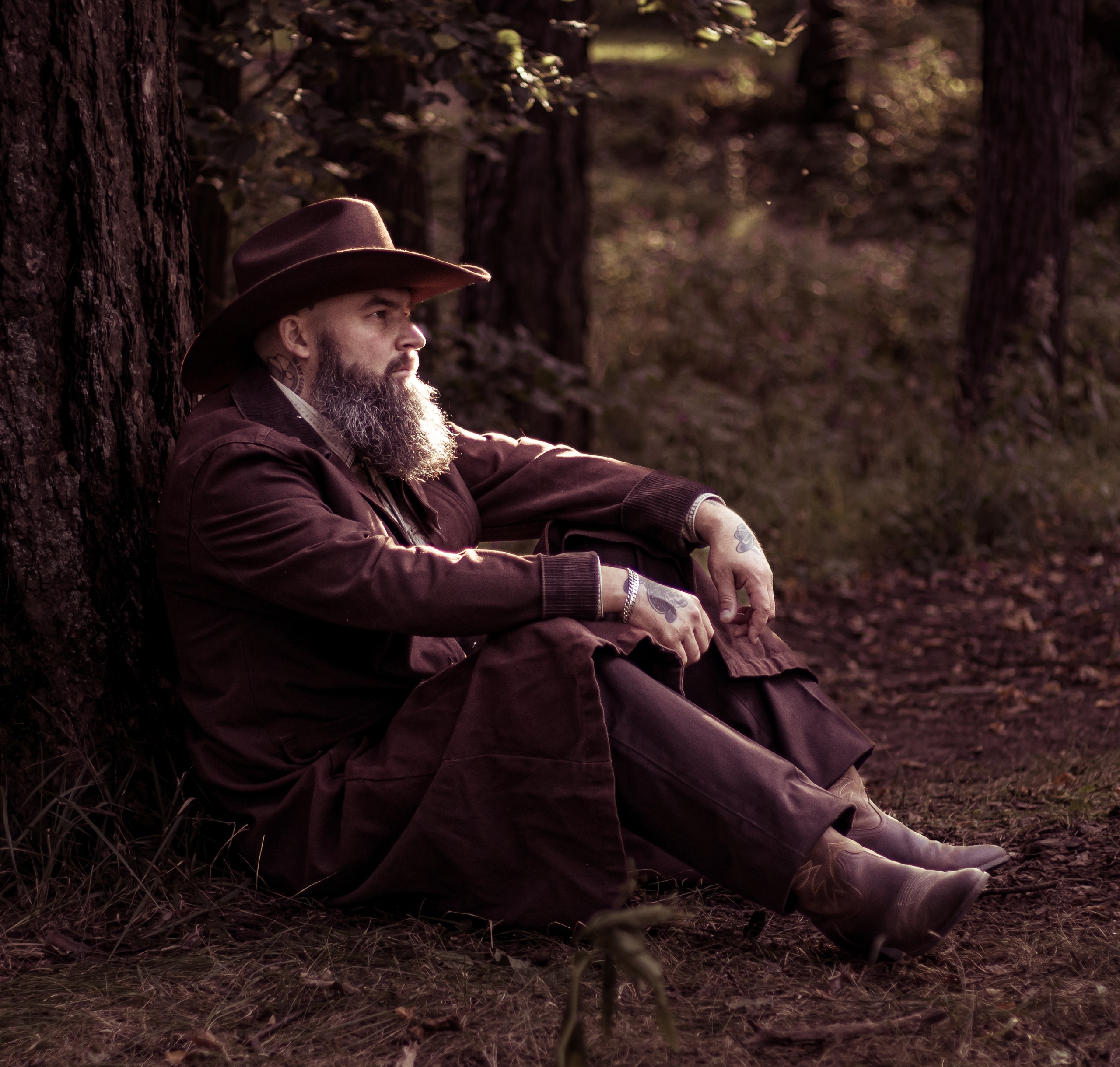 Мужчина сидит у дерева с собакой, лесная съёмка бохо • фотограф Карасёва Елена