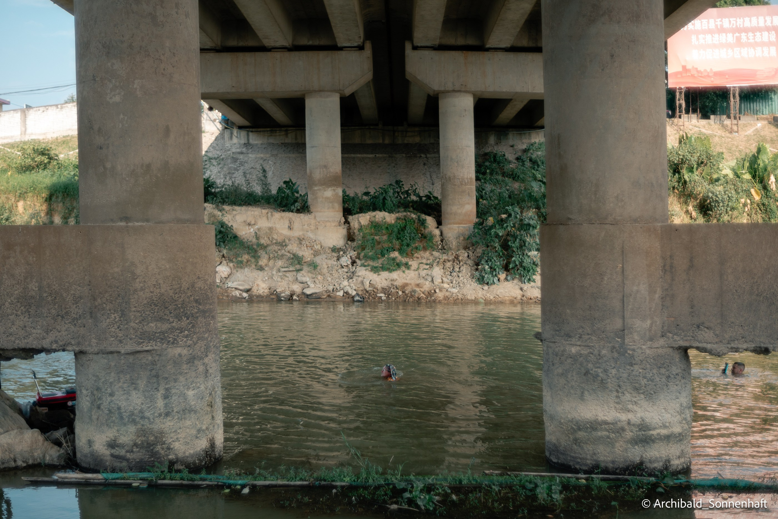 Weekend kayaking trip. Photographer in Guangzhou, China. Archibald Sonnenhaft