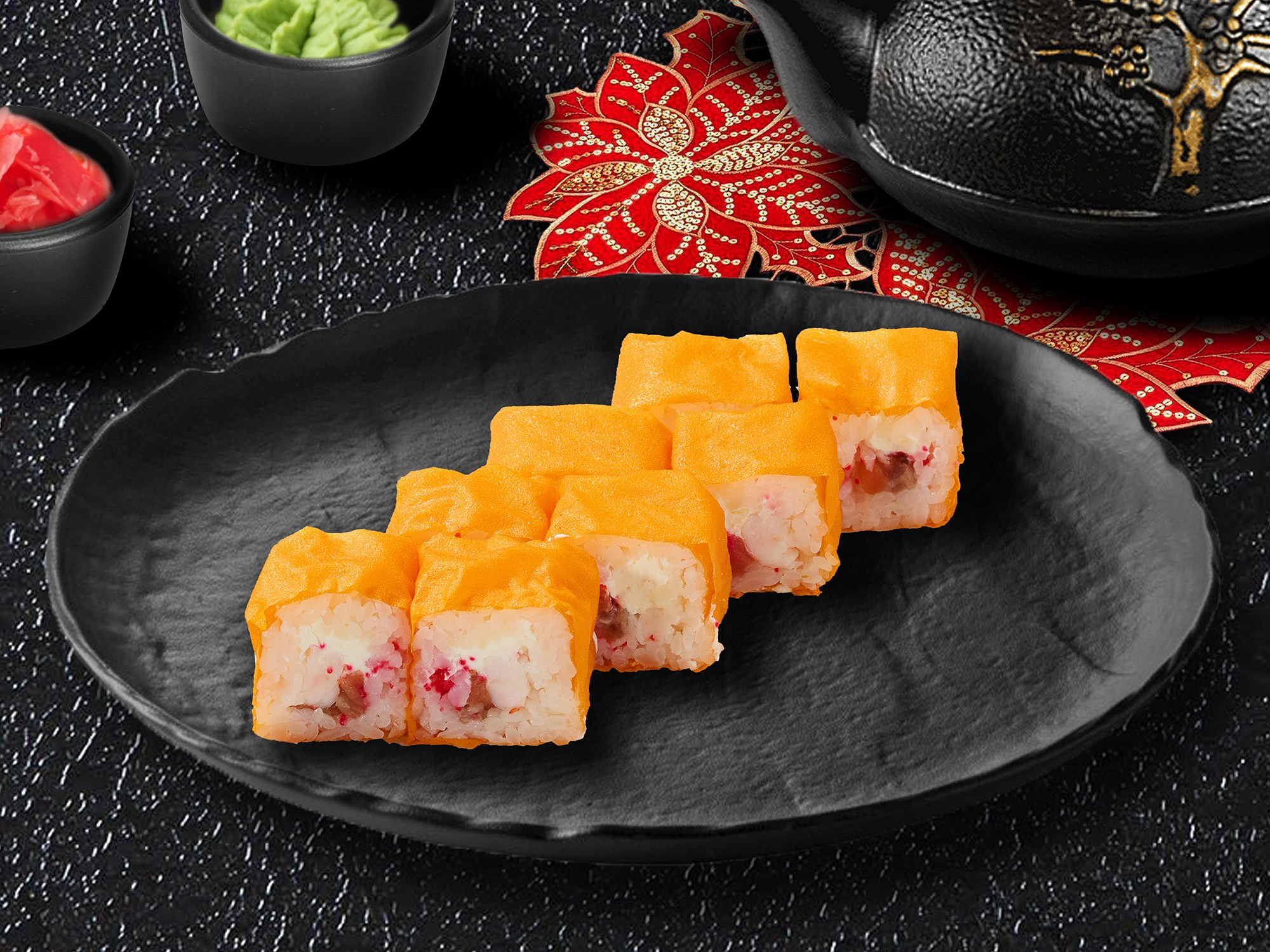 Роллы на черном фоне