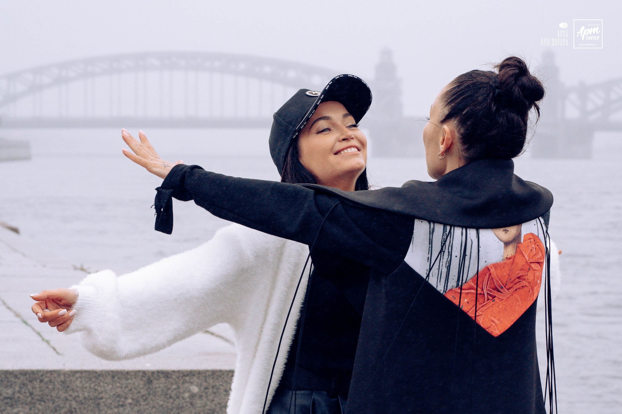 Прогулочная фотосессия с Кристиной Абрамовой вдоль туманной Невы. Ваш фотограф в Санкт-Петербурге Анна Просвирина