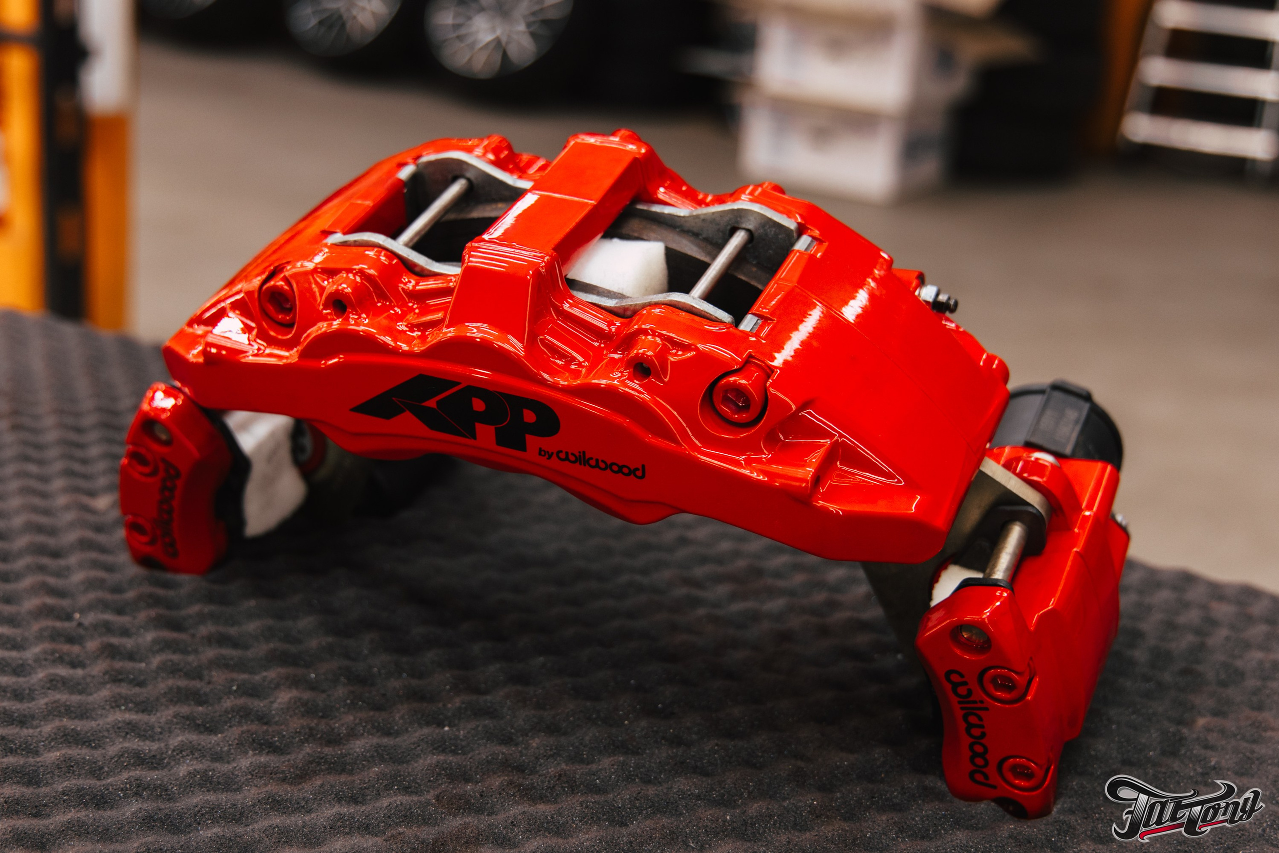 Суппорта Wilwood окрас в красный с нанесением логотипа. DeLorein