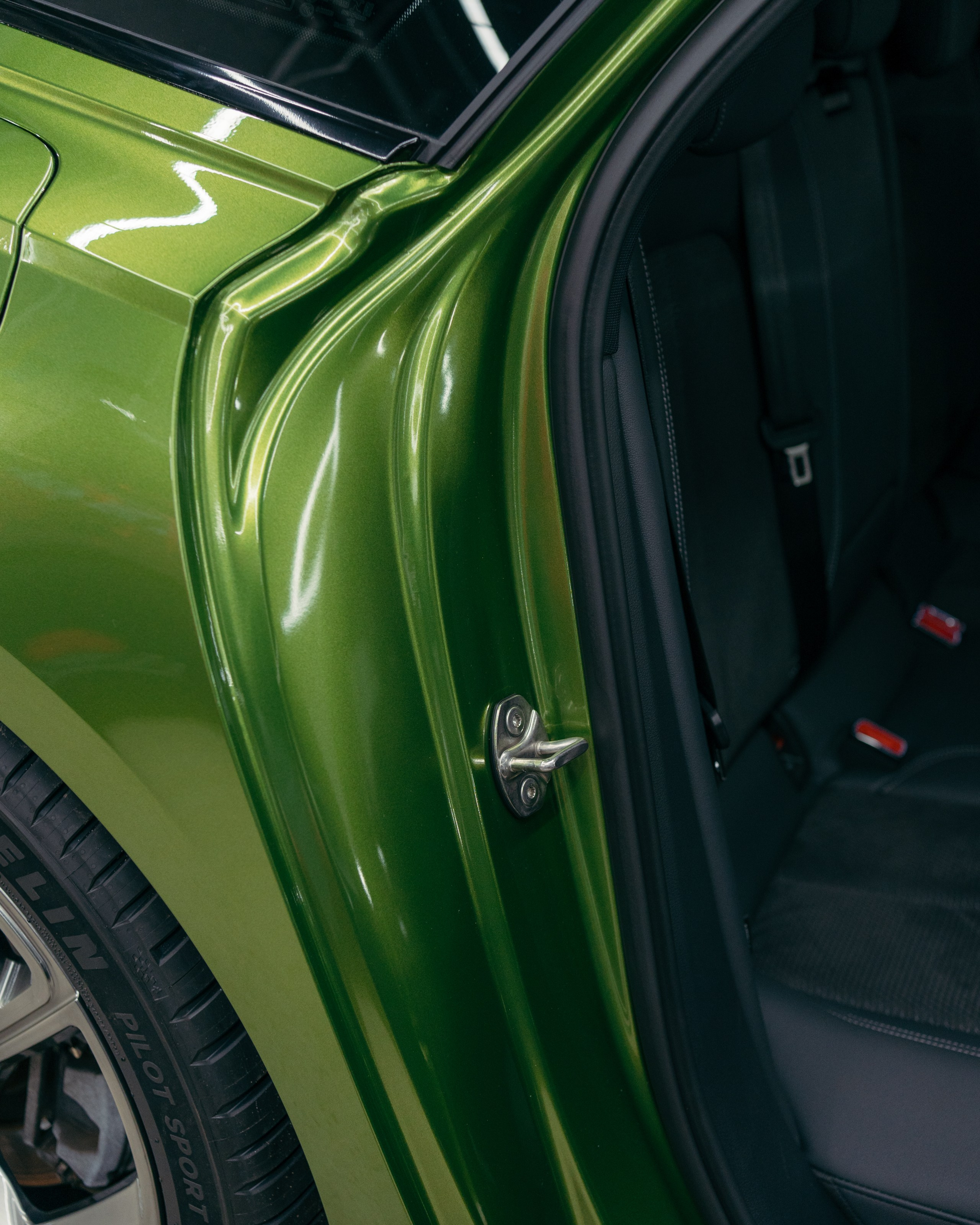 Audi A6 2 раза поменяла цвет, оклейка с проемами в зеленый и преклейка в серый. DeLorein