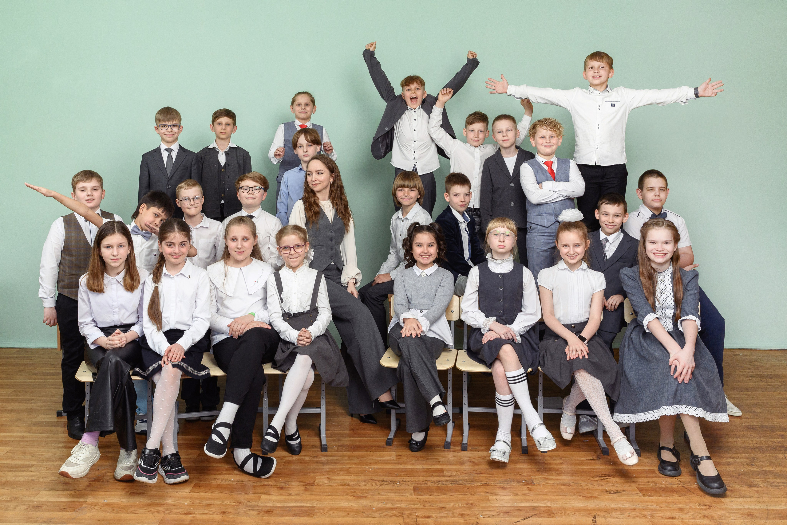 Общее фото класса с учителем в школьном кабинете