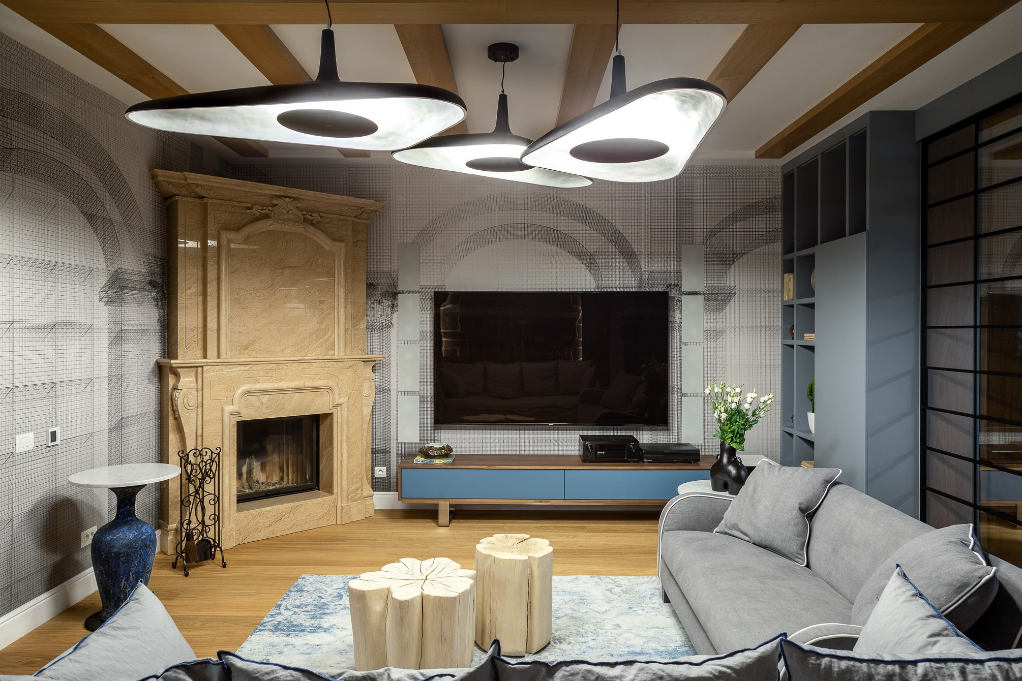 Светильники в виде авокадо с печкой и столиками из пней.