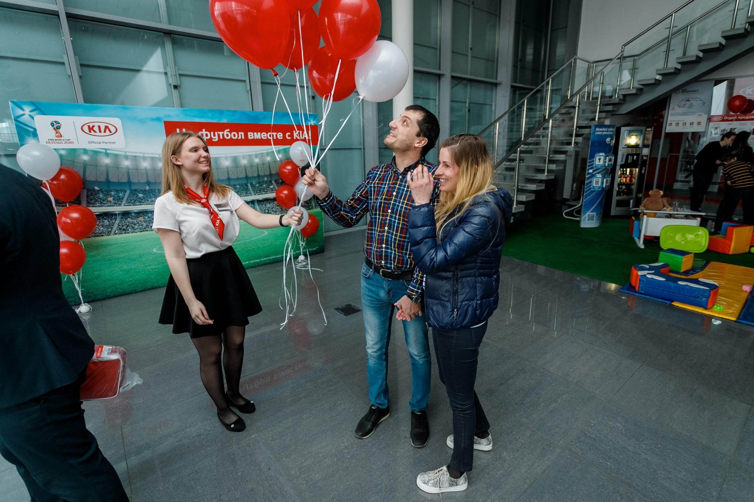 Розыгрыш билетов на ЧМ по футболу FIFA @ Киа Центр. Репортажный фотограф Максим Полянский. Москва, Санкт-Петербург, Красноярск