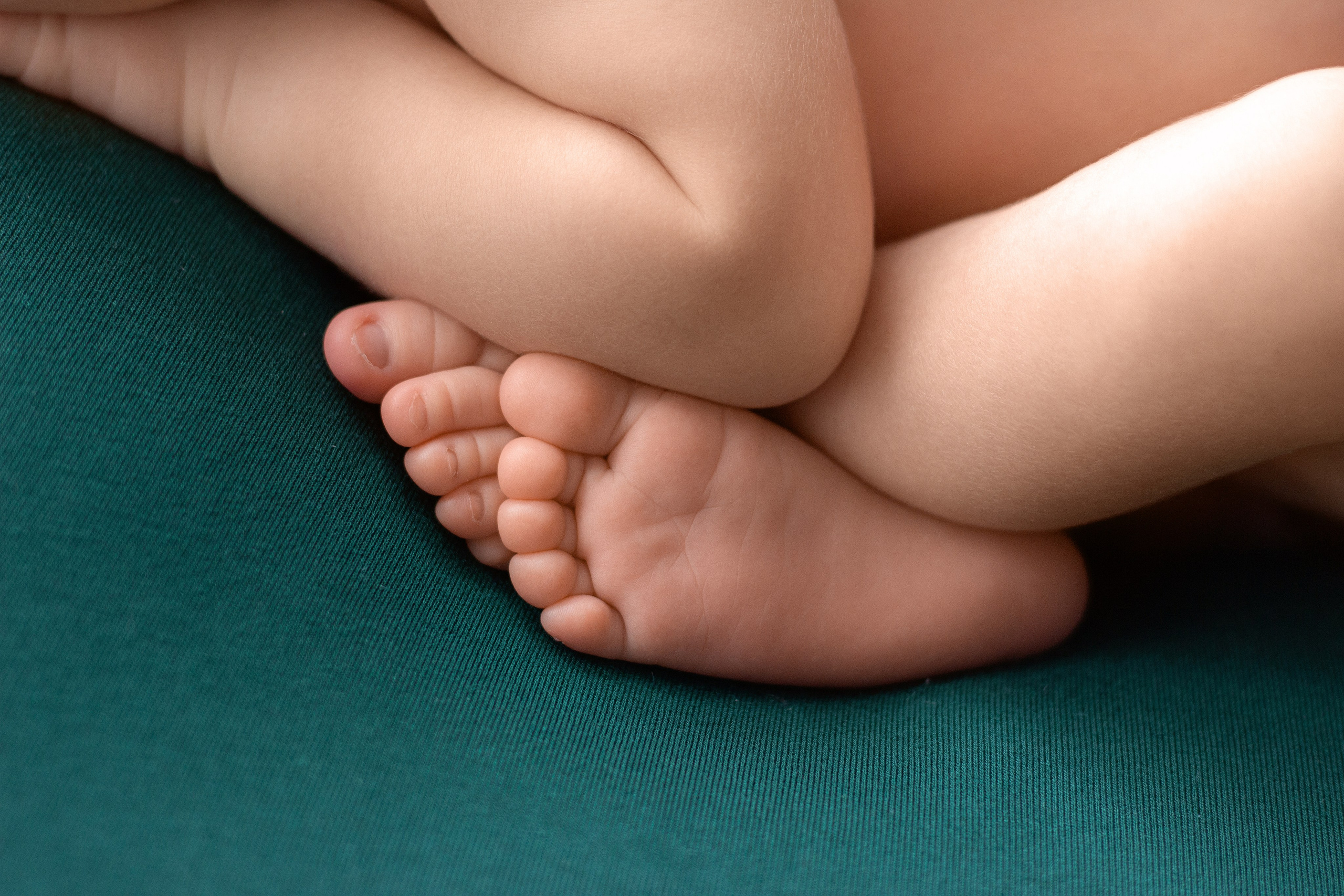 Фотосессия спящего новорождённого мальчика со старшей сестрой