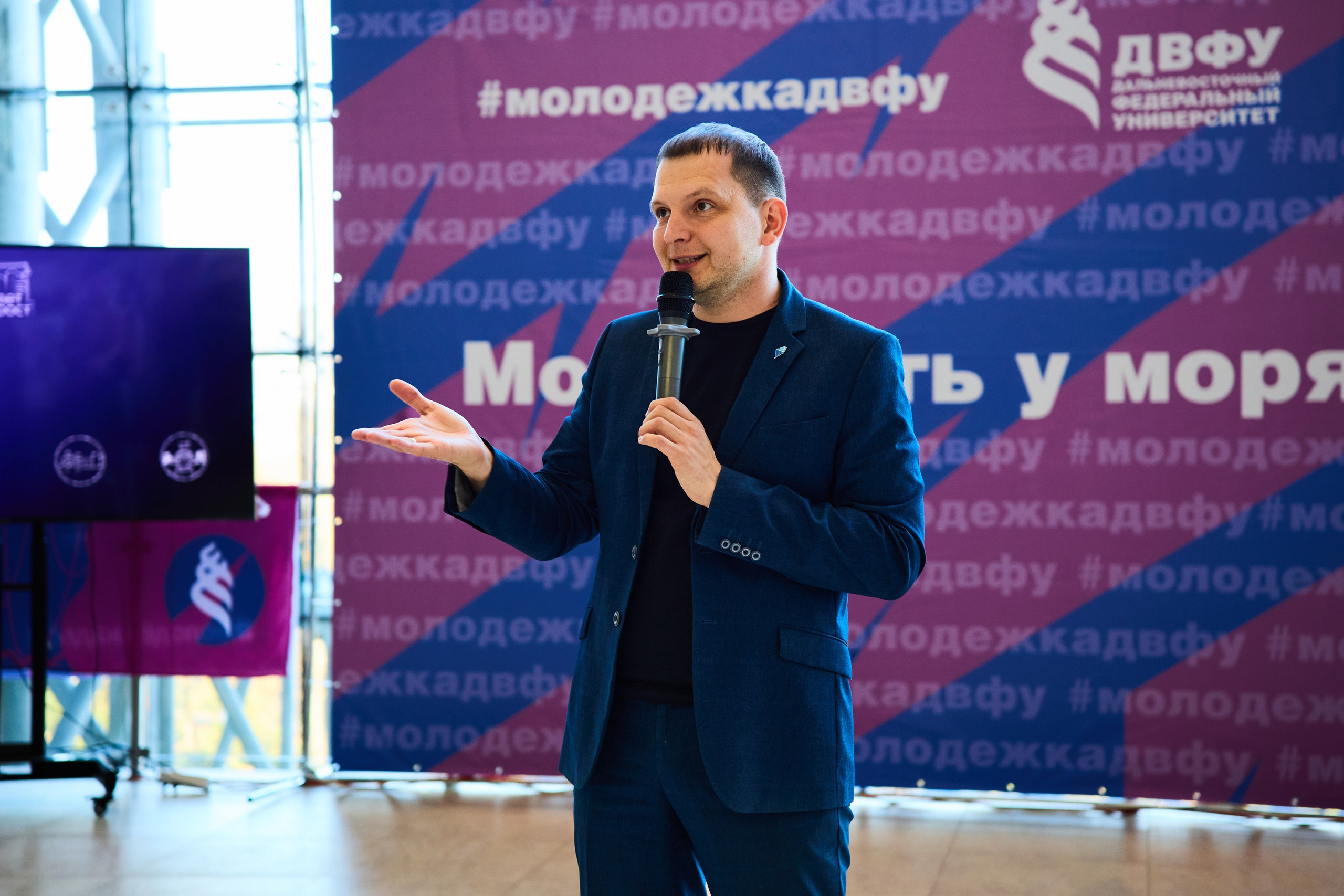 Ярмарка студенческих организаций ДВФУ. Репортажный фотограф во Владивостоке Анастасия Кострова