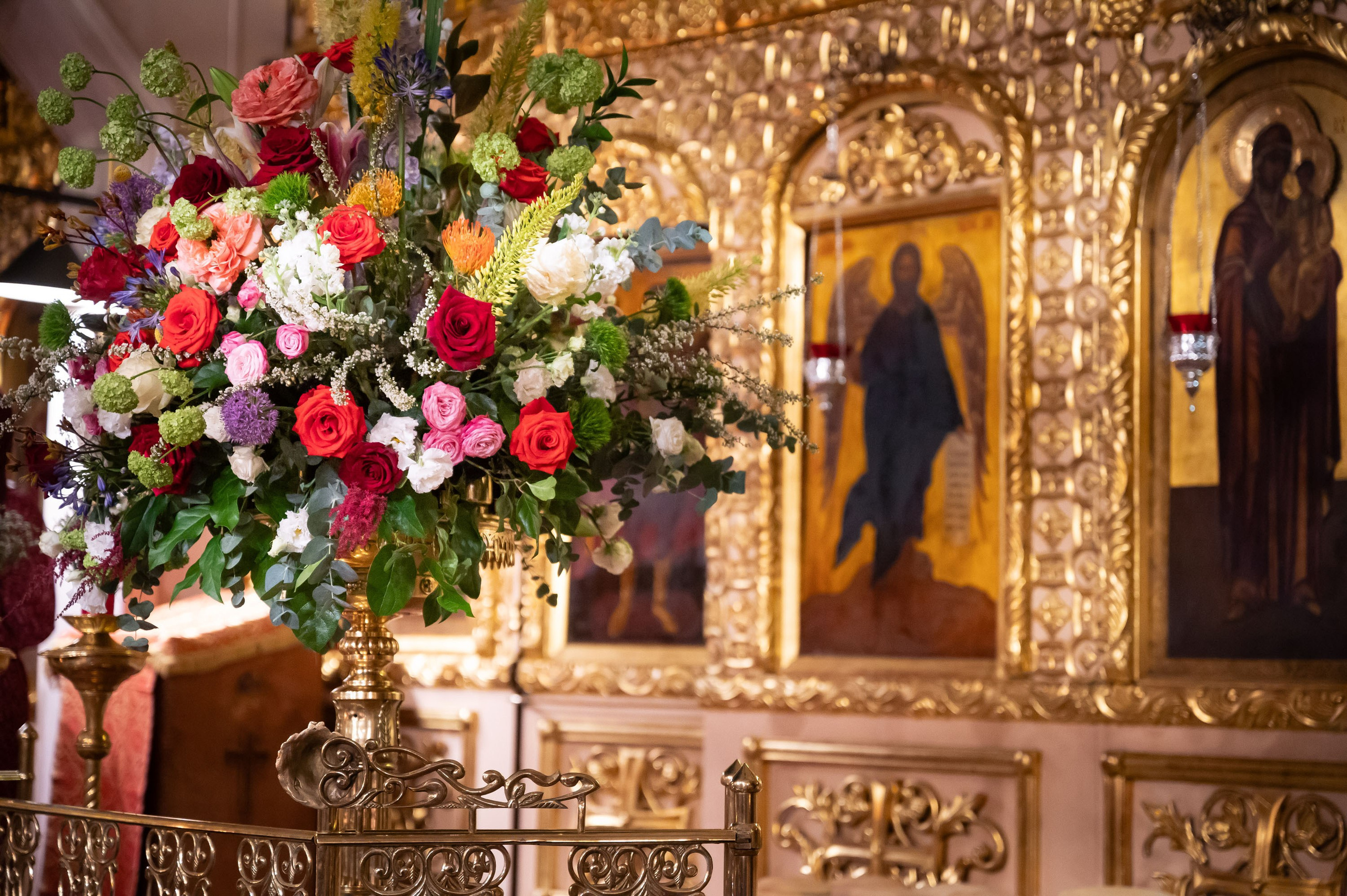 Храм Преображения Господня в Богородском. Цветы на Пасху. Антон и Татьяна Денисенко — В храме