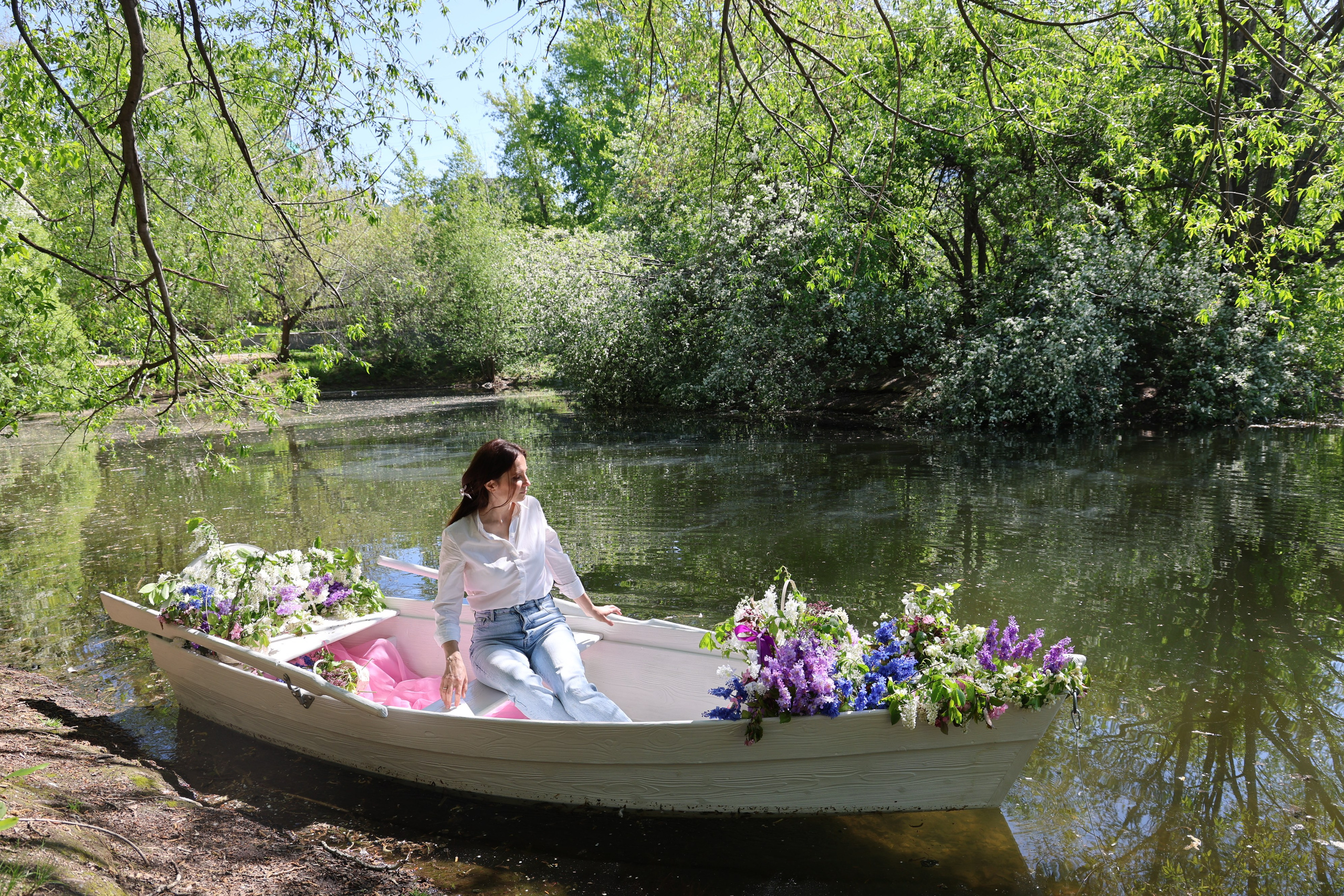 Фотосессия в лодке, лодка, озеро, платье, книга, шляпа, зонт, перчатки, весла, лето. Свадебный, семейный, женский и детский фотограф из Екатеринбурга