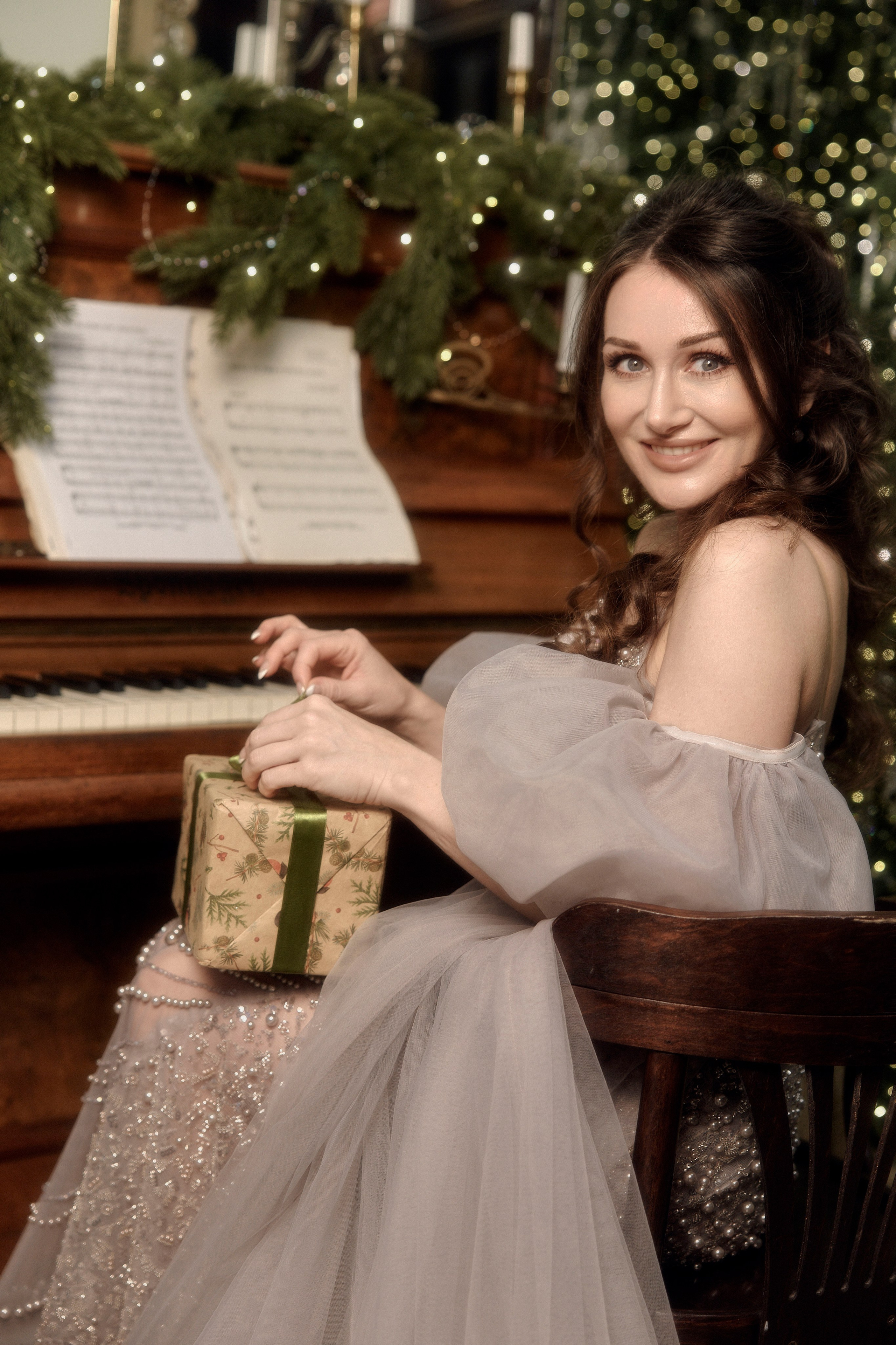 студийная новогодняя съемка  съемка девушки в нарядном праздничном платье в студии интерьер фотограф питер санкт-петербург женский портрет женская портретная съемка 