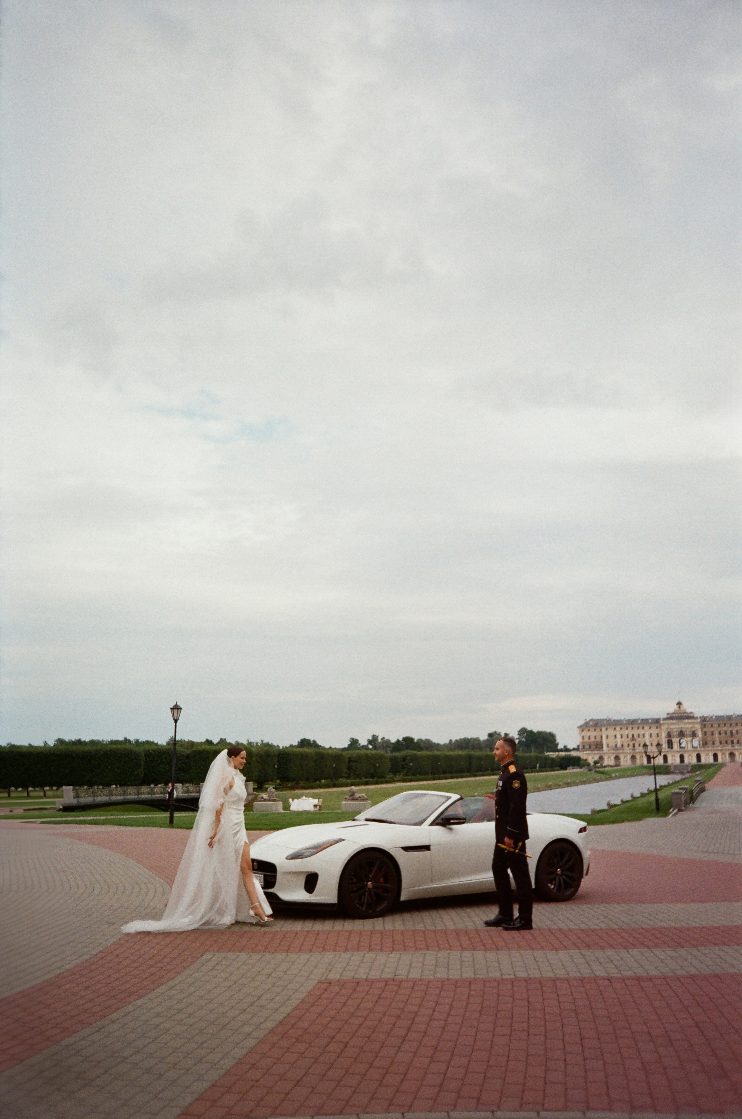 Свадебная фотосессия на пленку. Сестры Карабаза. Фотографы и ретушеры в Москве и Санкт-Петербурге