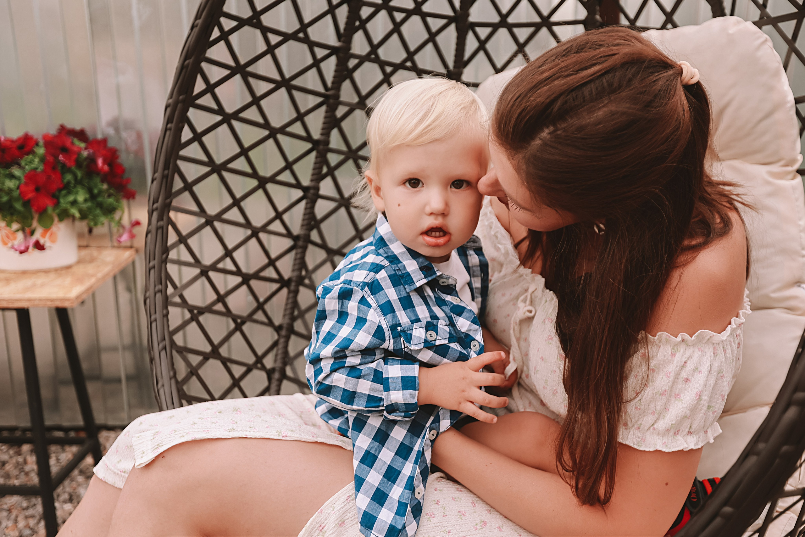 У дома. Семейный фотограф Тюмень, фотограф на роды Салмина Мария
