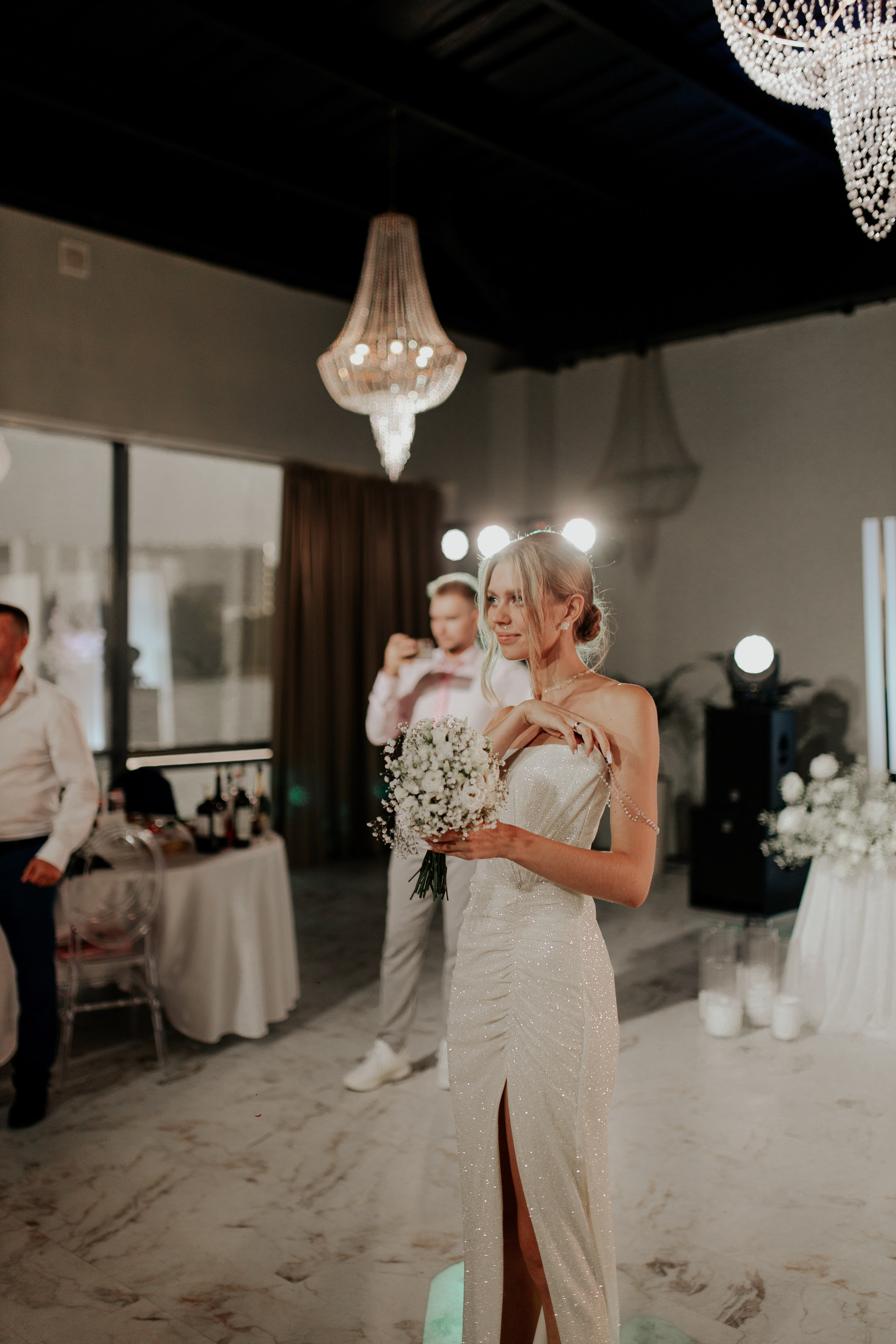 жених и невеста на банкете