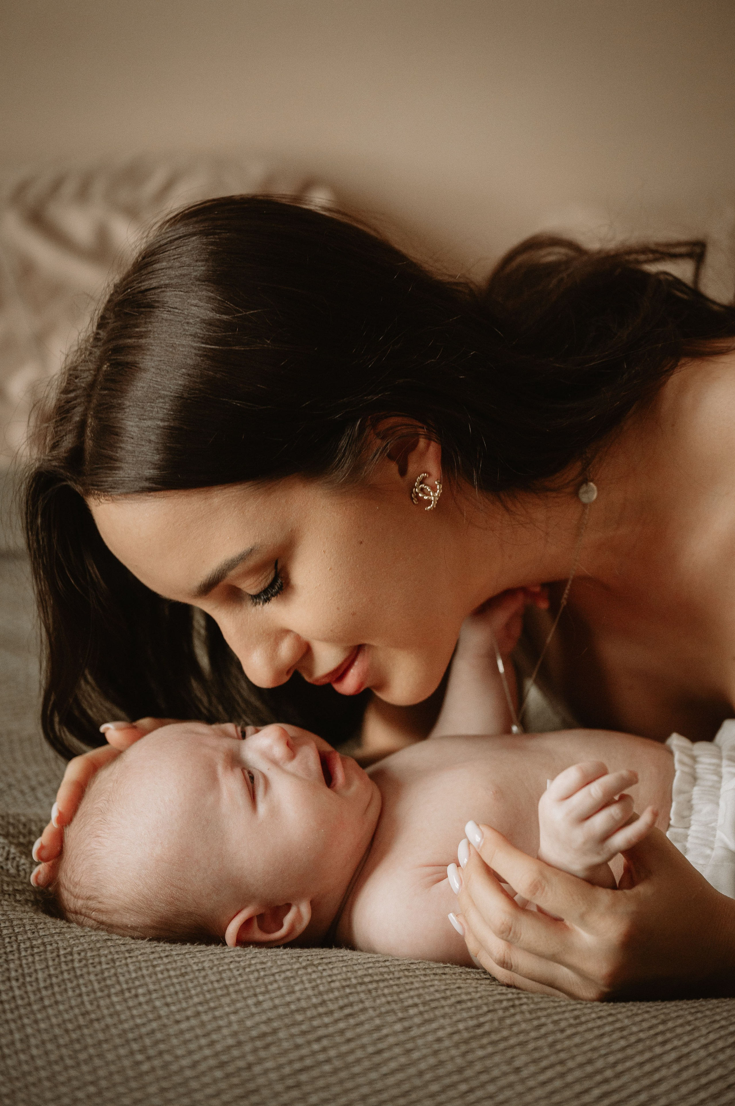 Малышка Зои с мамой и бабушками. Фотограф беременности и семьи, домашние съемки, Ньюборн