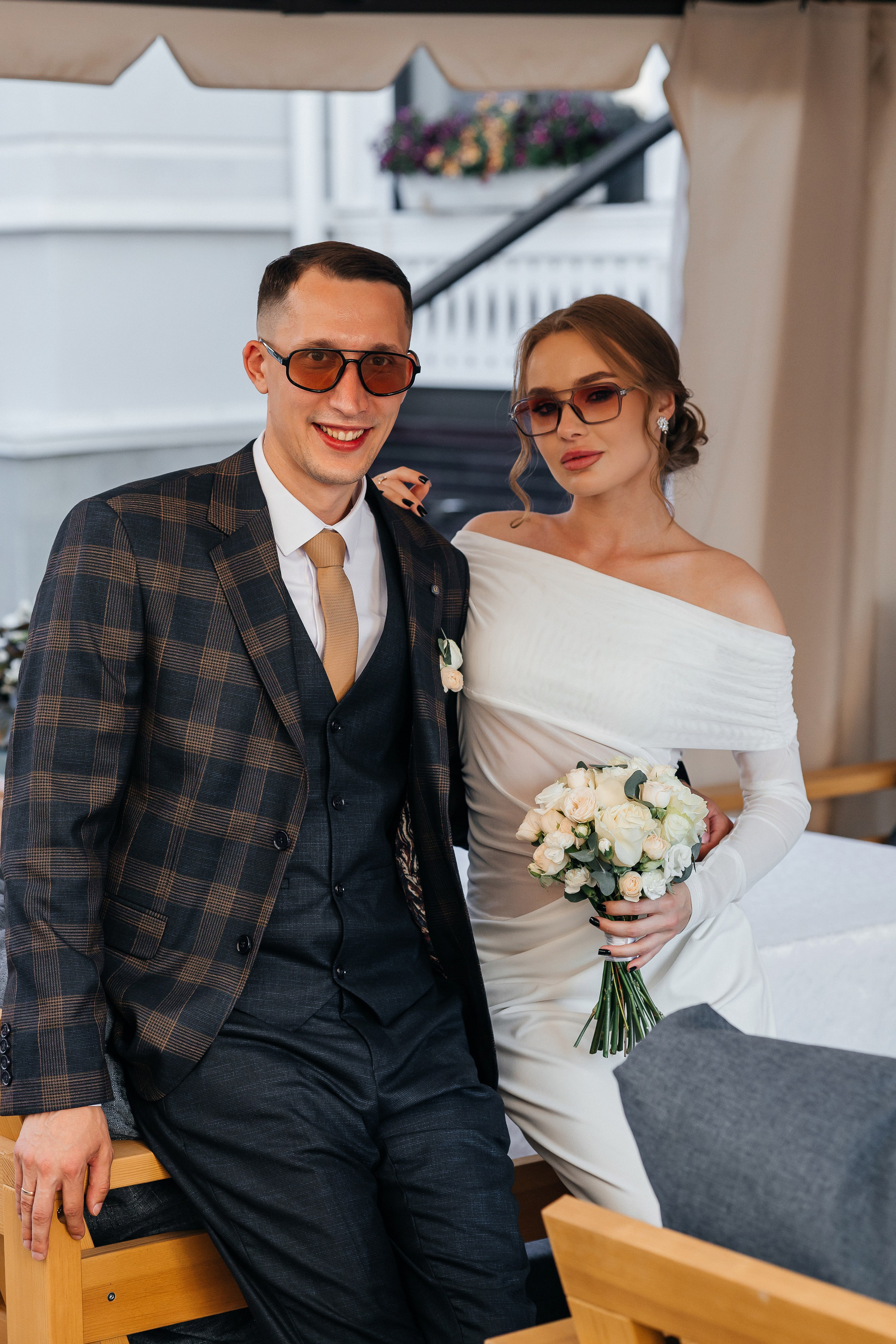 Красивый свадебный ужин в уютном ресторане. Олег Сверчков | Свадебный фотограф Вологда