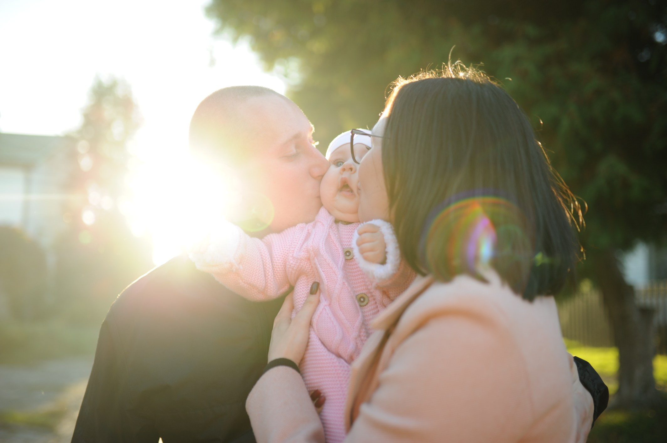 Фотосессия с детьми в Гомеле мама и папа играют с детьми на зеленом лугу