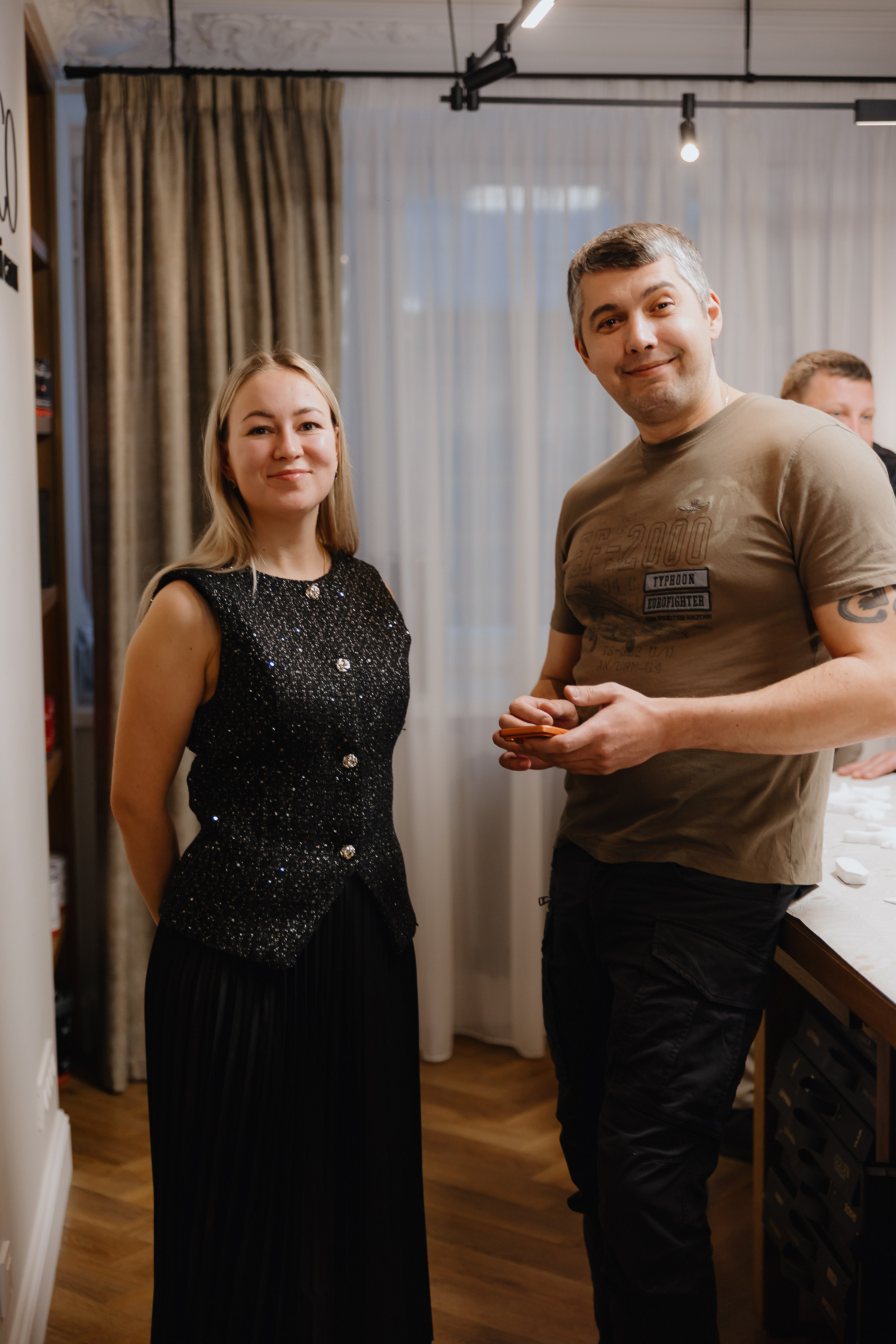 Предновогодний «Кофе-рейв» в L. DECO 17 декабря 2025 года. L. Deco интерьерный салон. Краски/обои/лепной декор