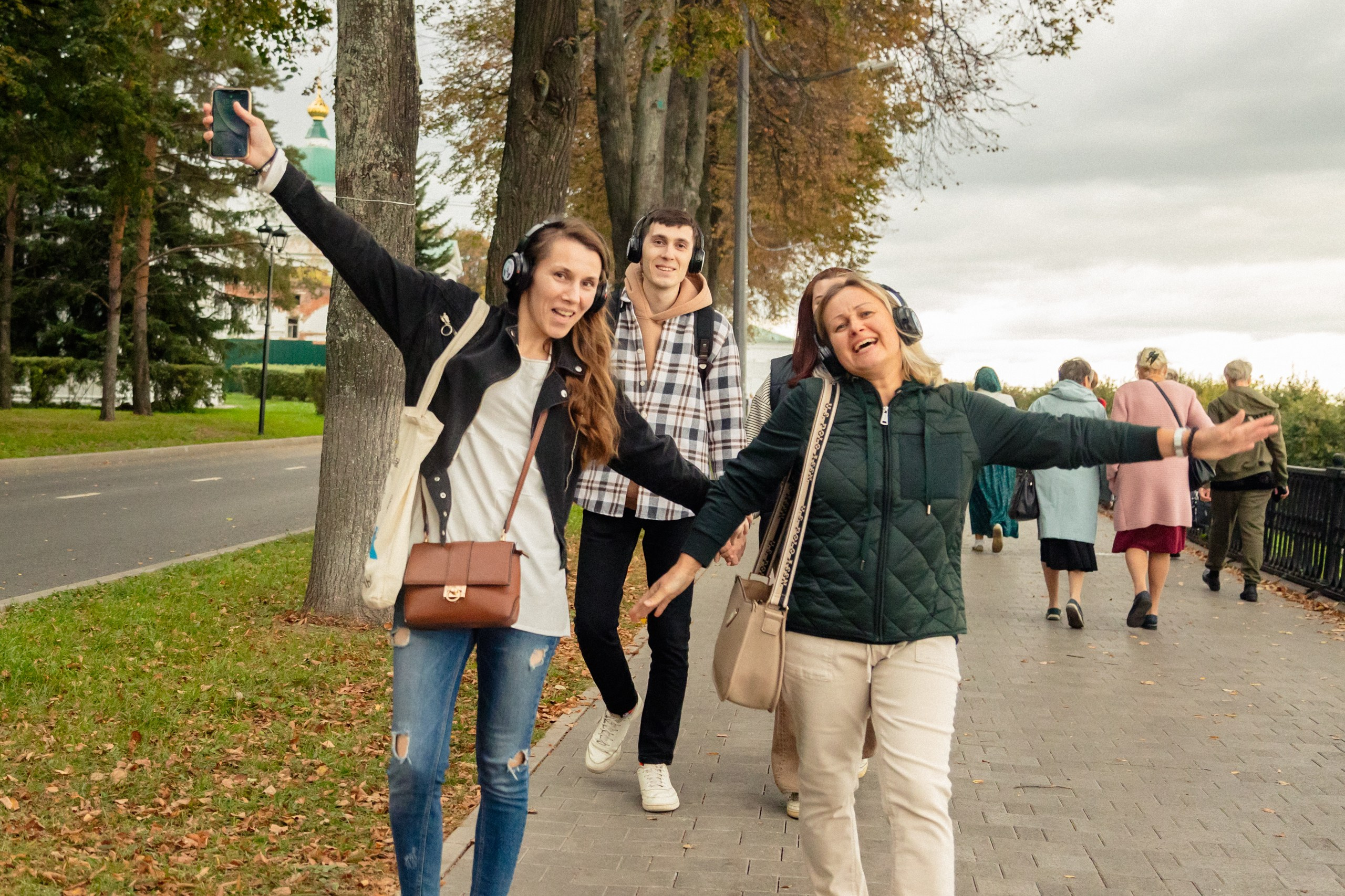 Экскурсия. На каждом снимке всегда два человека: фотограф и зритель