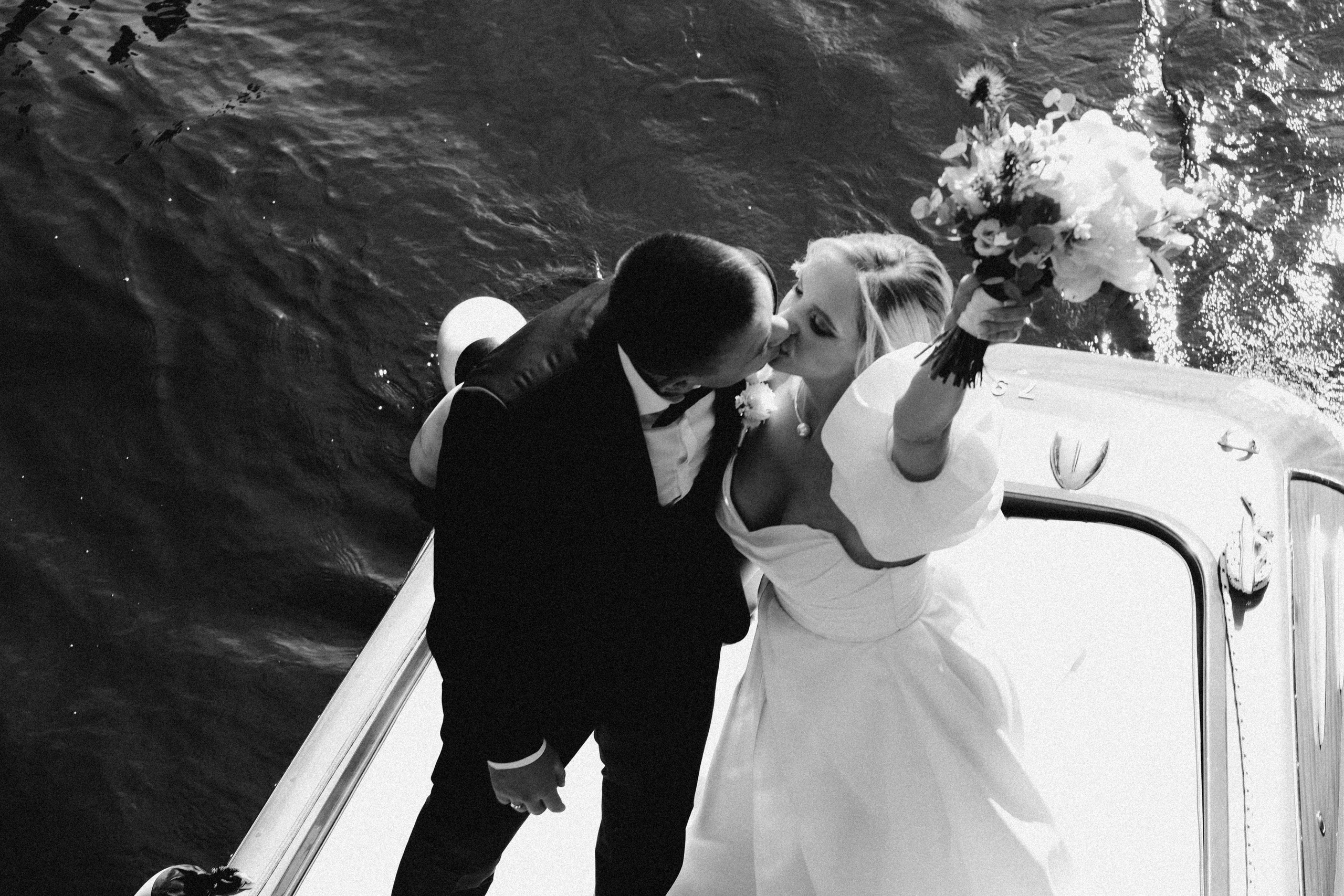 СВАДЕБГНАЯ ПРОГУЛКА ПО КАНАЛ САНКТ-ПЕТЕРБУРГА НА КАТЕРЕ. Профессиональный фотограф, Санкт-Петербург — Виктория Богомолова