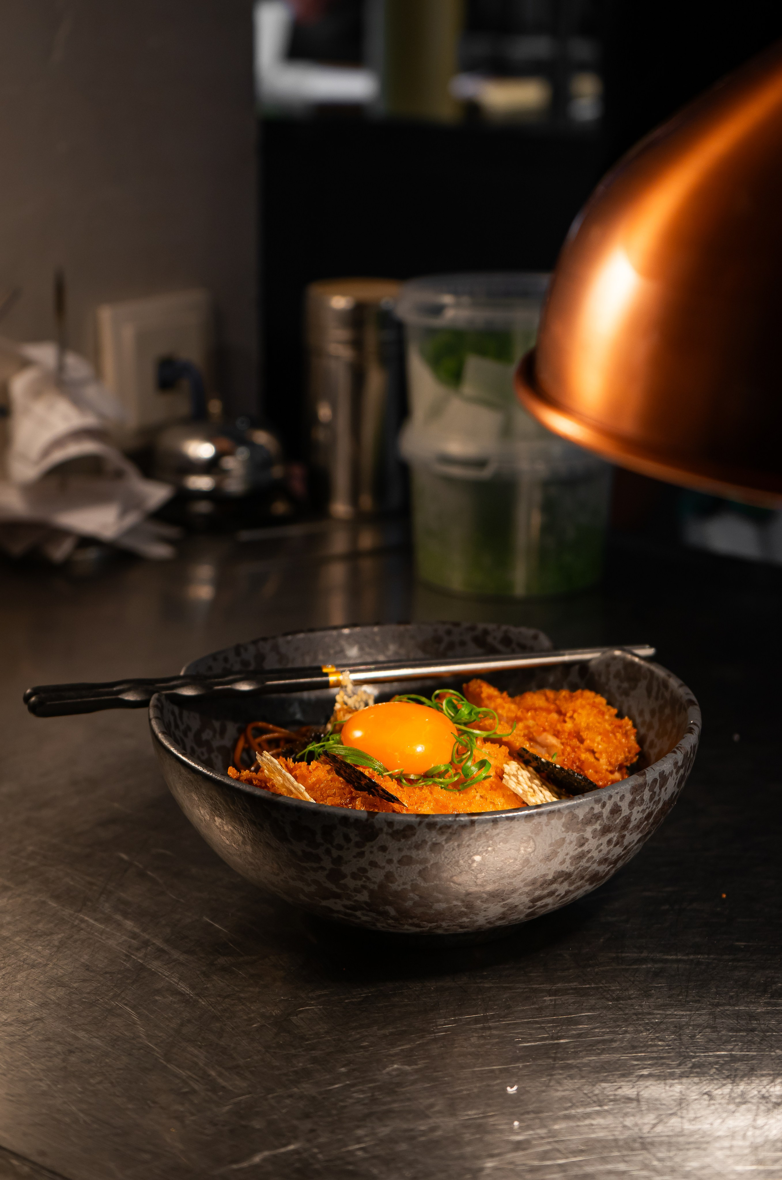 Соба с хрустящим цыплёнком и маринованным желтком, ресторан паназиатской кухни Golden Birds