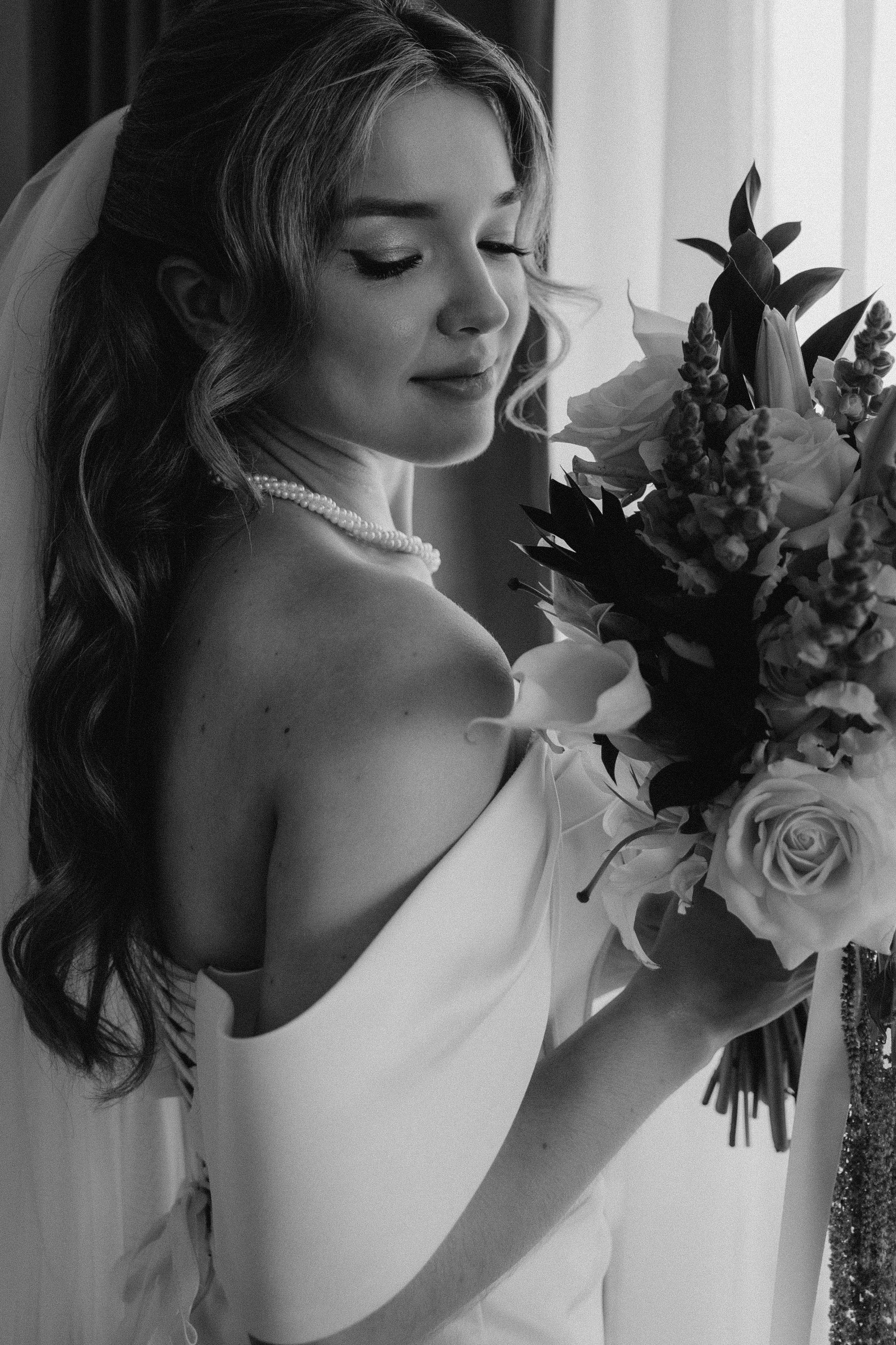 Свадебная фотосессия в стильном лифте элитного дома Москвы