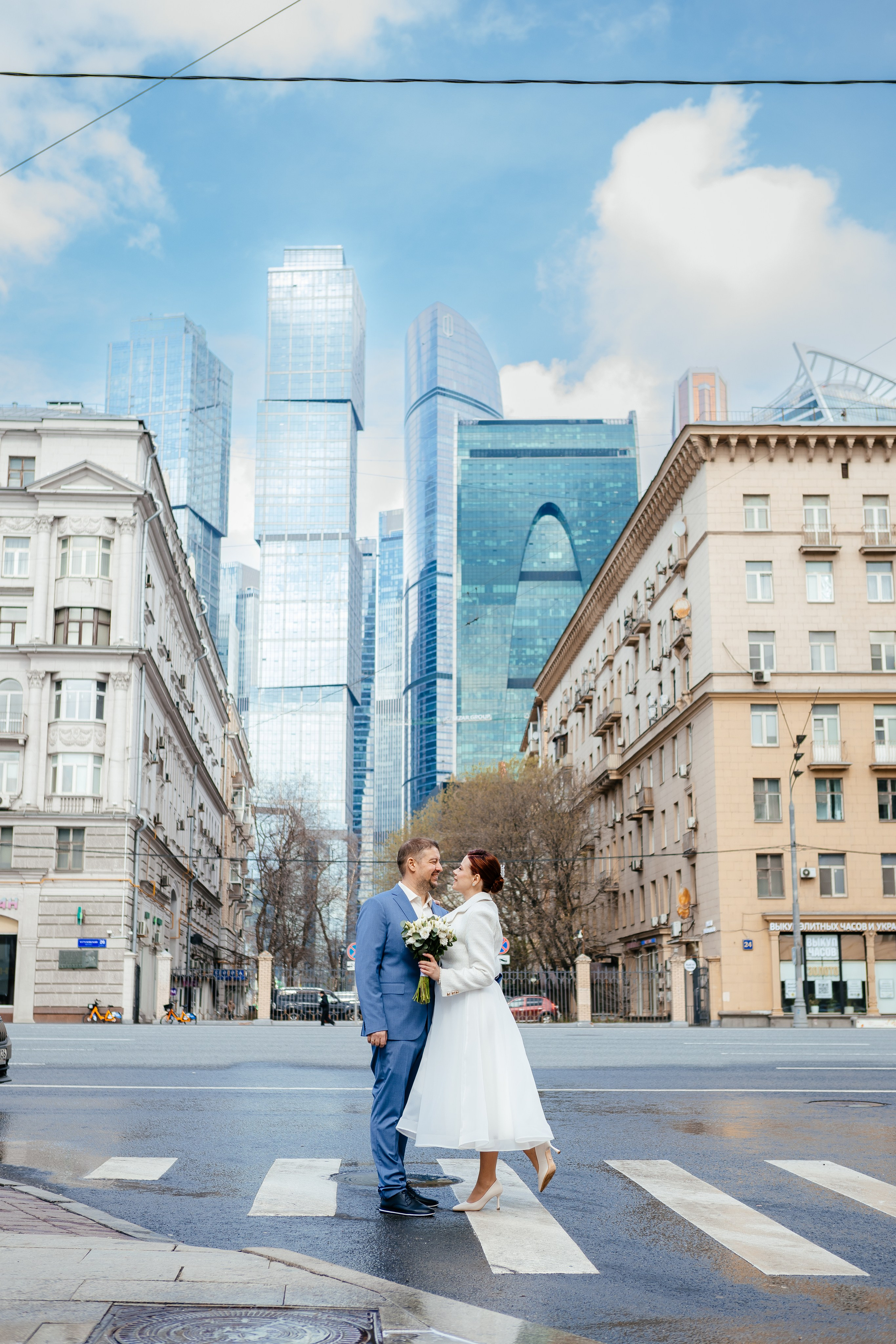 Серия свадебных фотографий: Кутузовский ЗАГС и фотопрогулка на фоне Москва-Сити. Свадебный фотограф в Москве