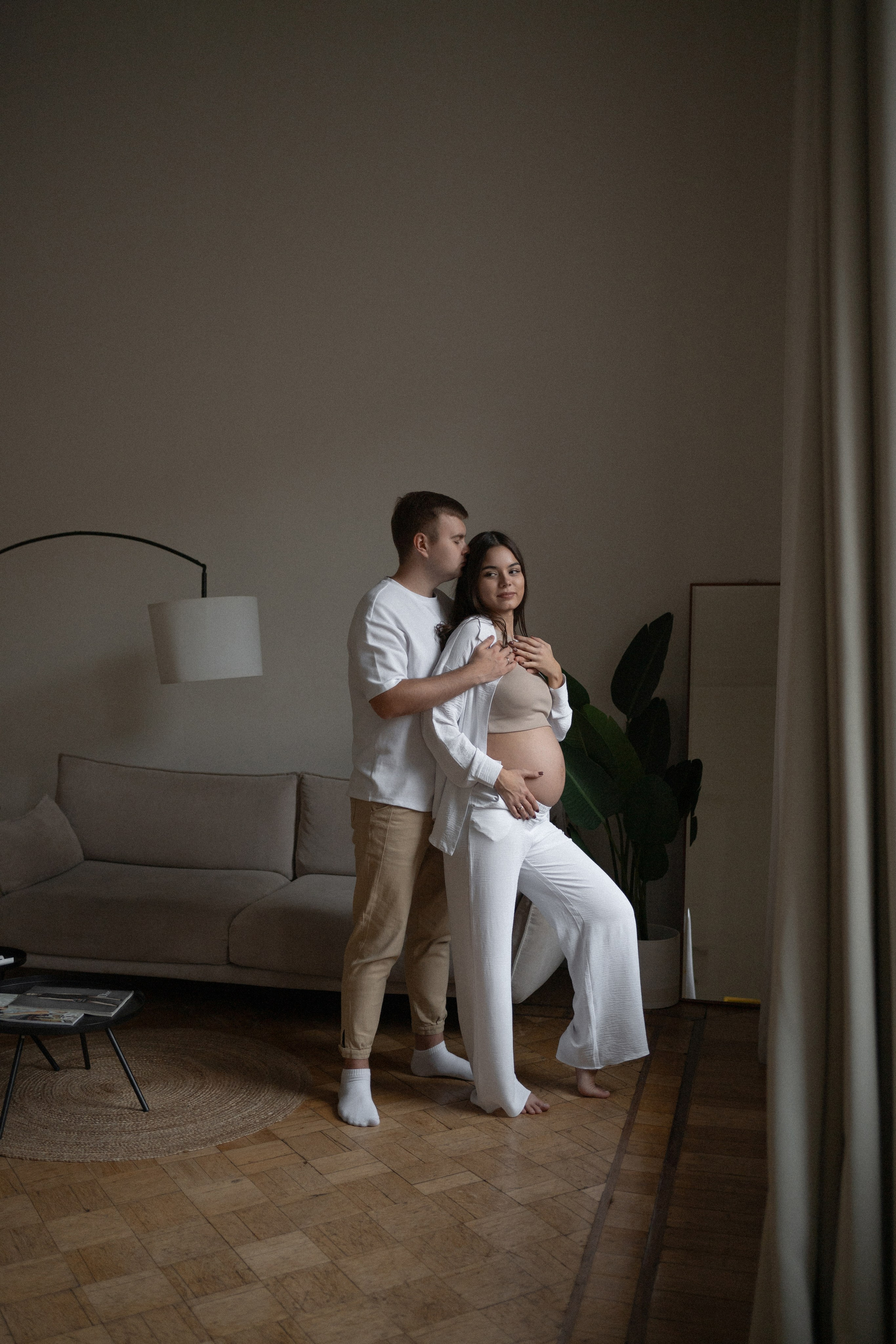 лаконичная фотосессия беременности в фотостудии