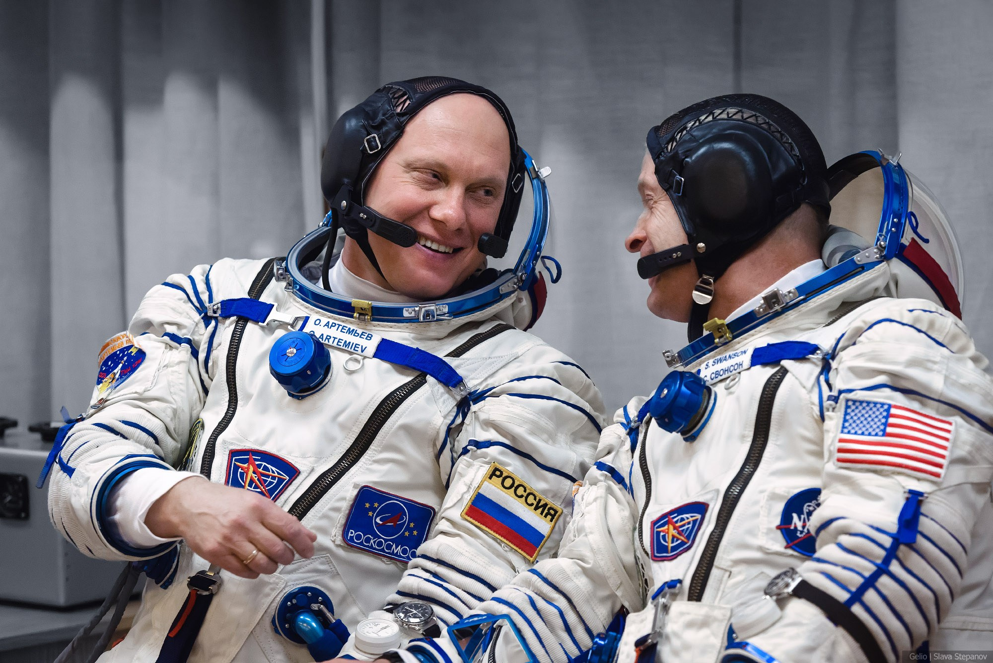 Космонавт Олег Артемьев в скафандре «Сокол» на предполетной пресс-конференции