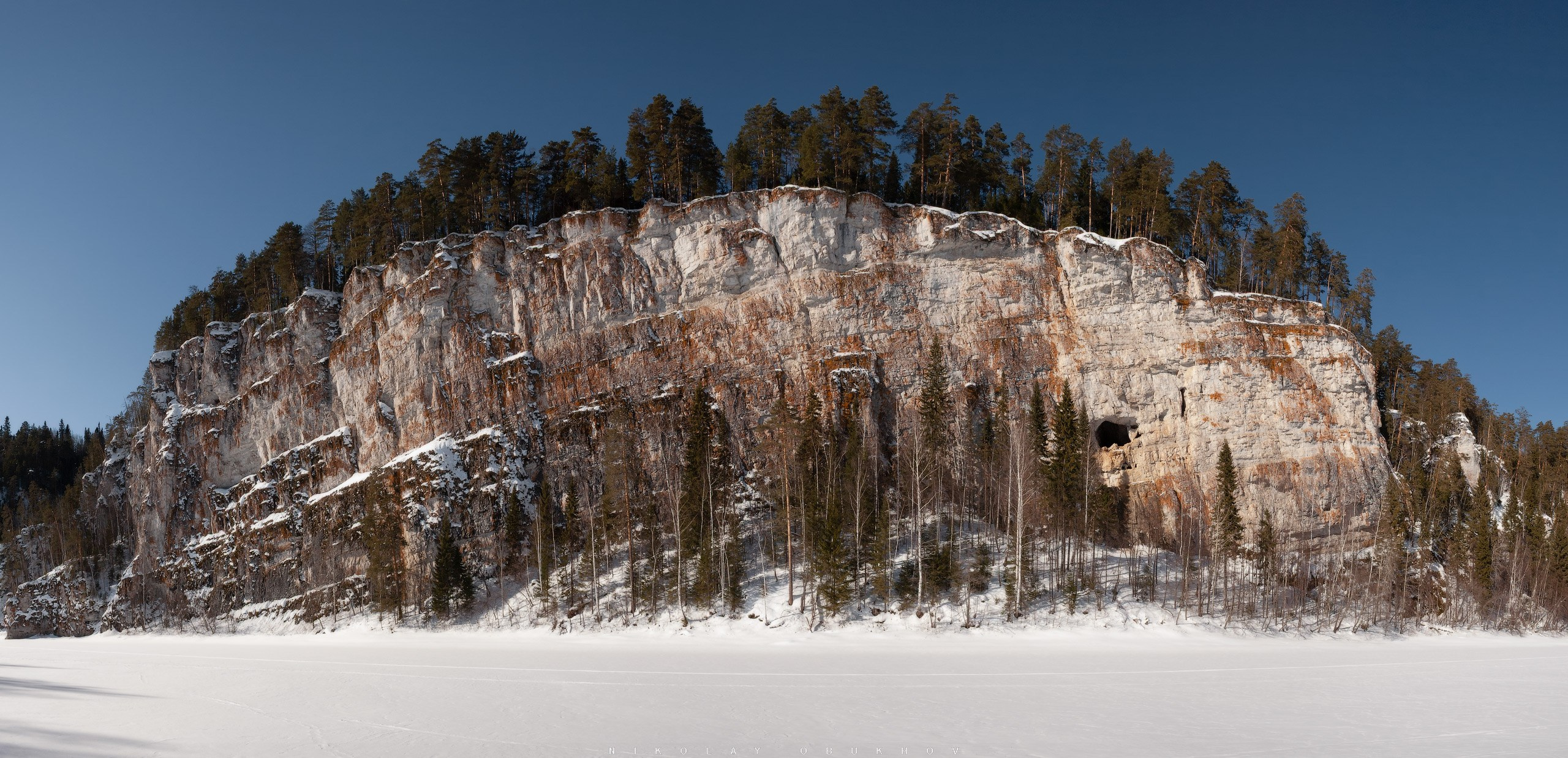 Скала Камень Дыроватый зимой