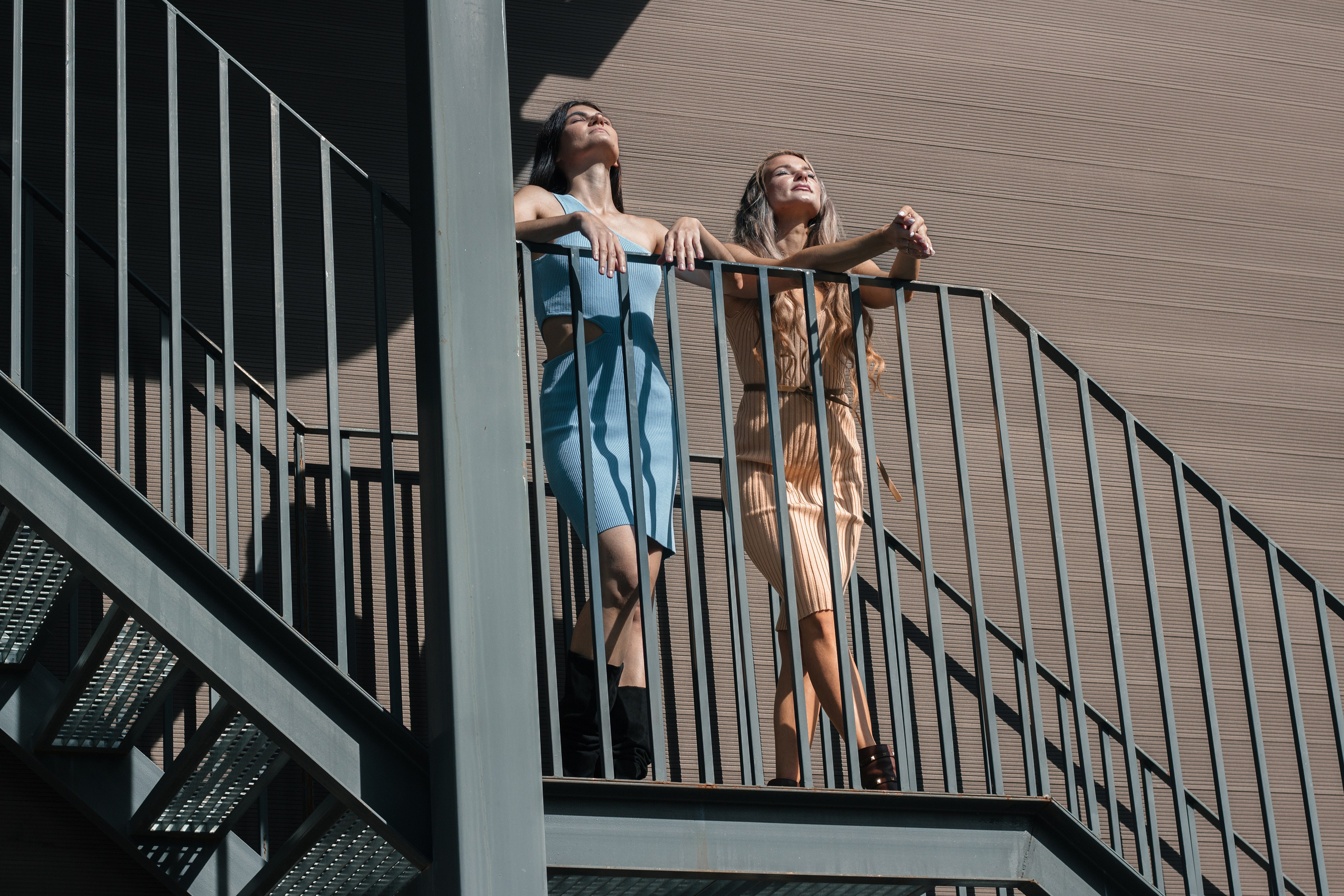 фотосессия девушек на лестнице