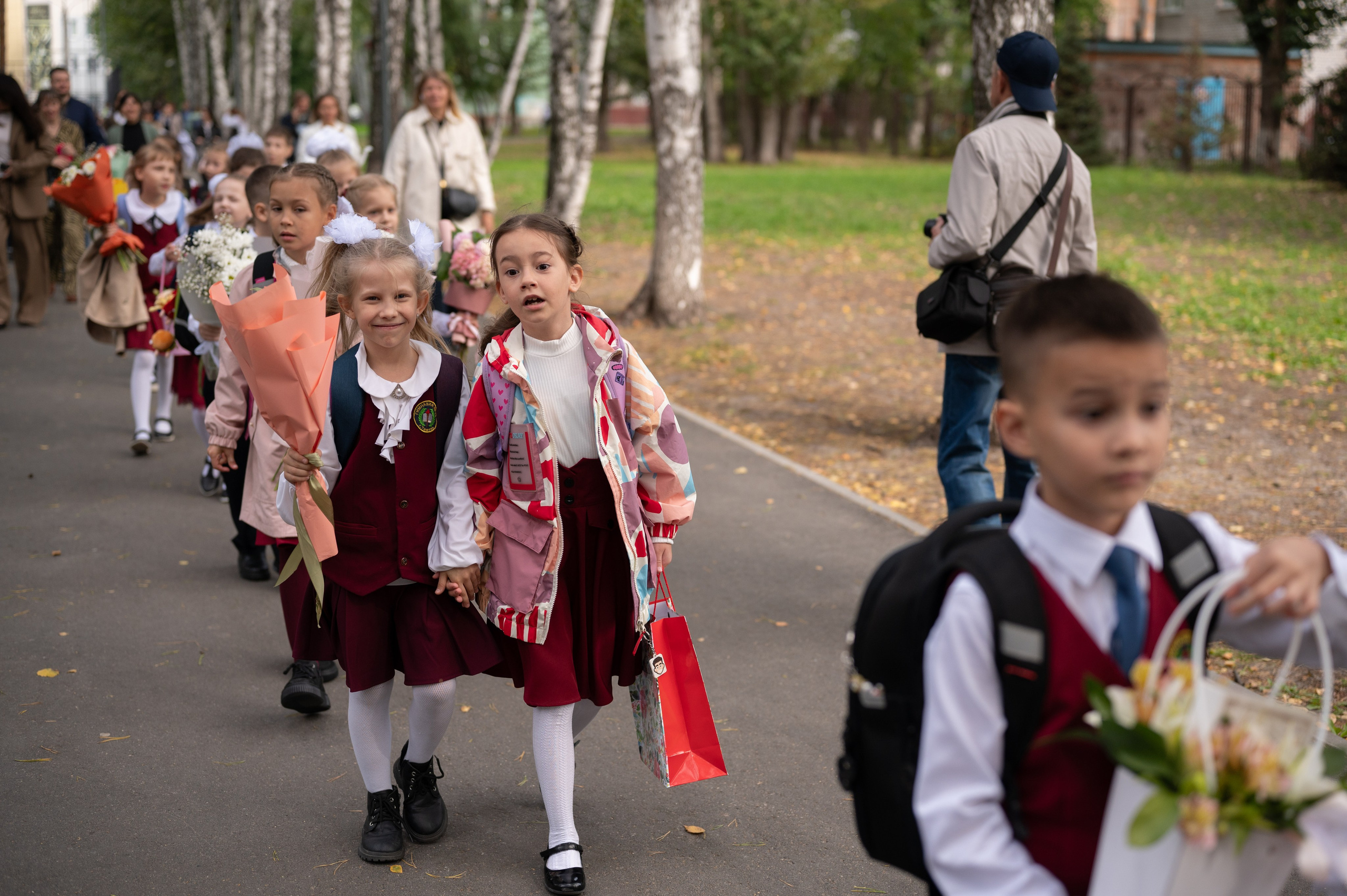 1 сентября 16 гимназия 2 класс (линейка + в классе+ на улице). Фотограф новорожденных, семейный детский в Тюмени Татьяна Морозова