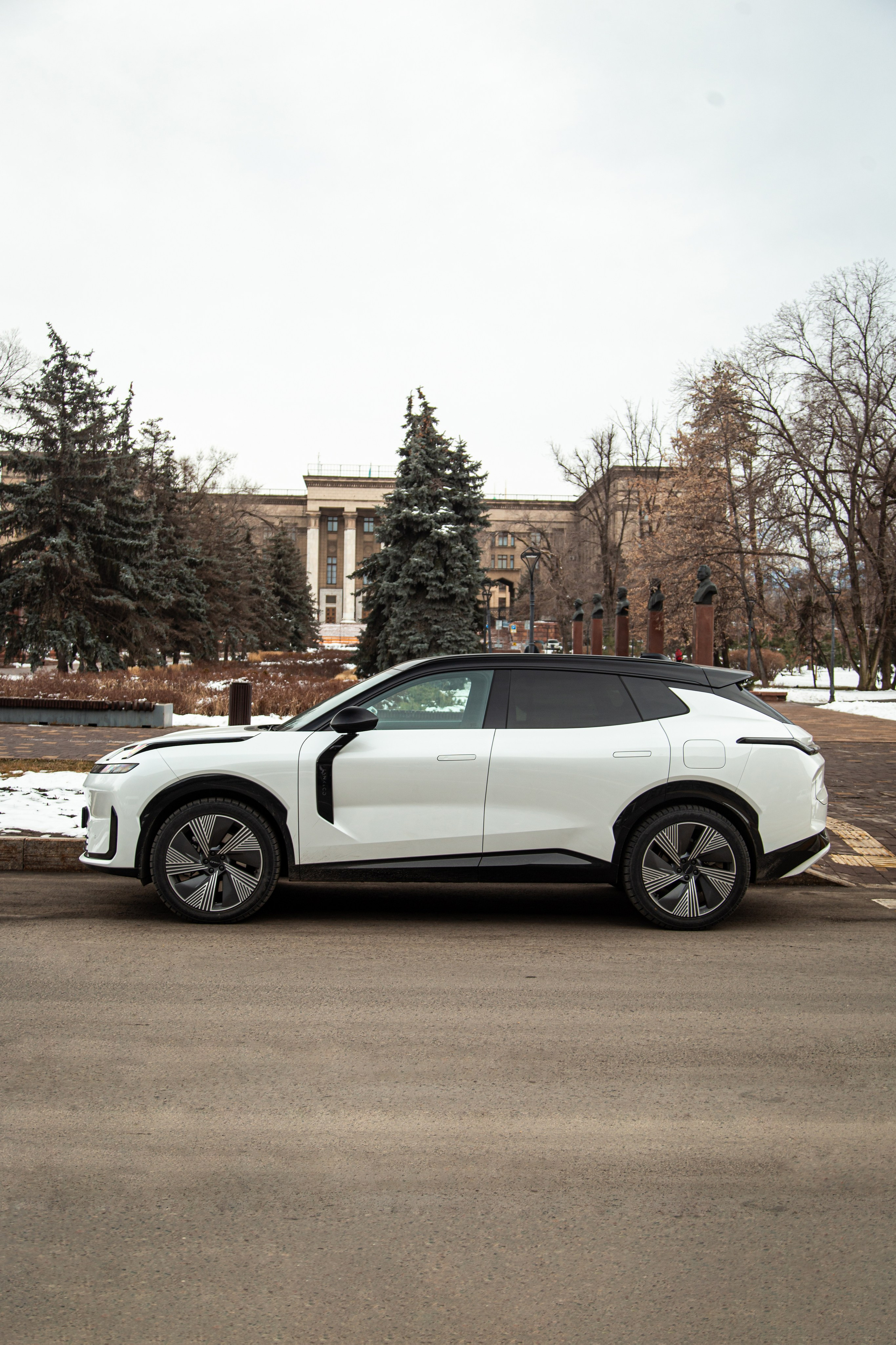 Lynk&Co 08 EM-P. Рекламный и портретный фотограф в Алматы — Серекпаев Танирхан