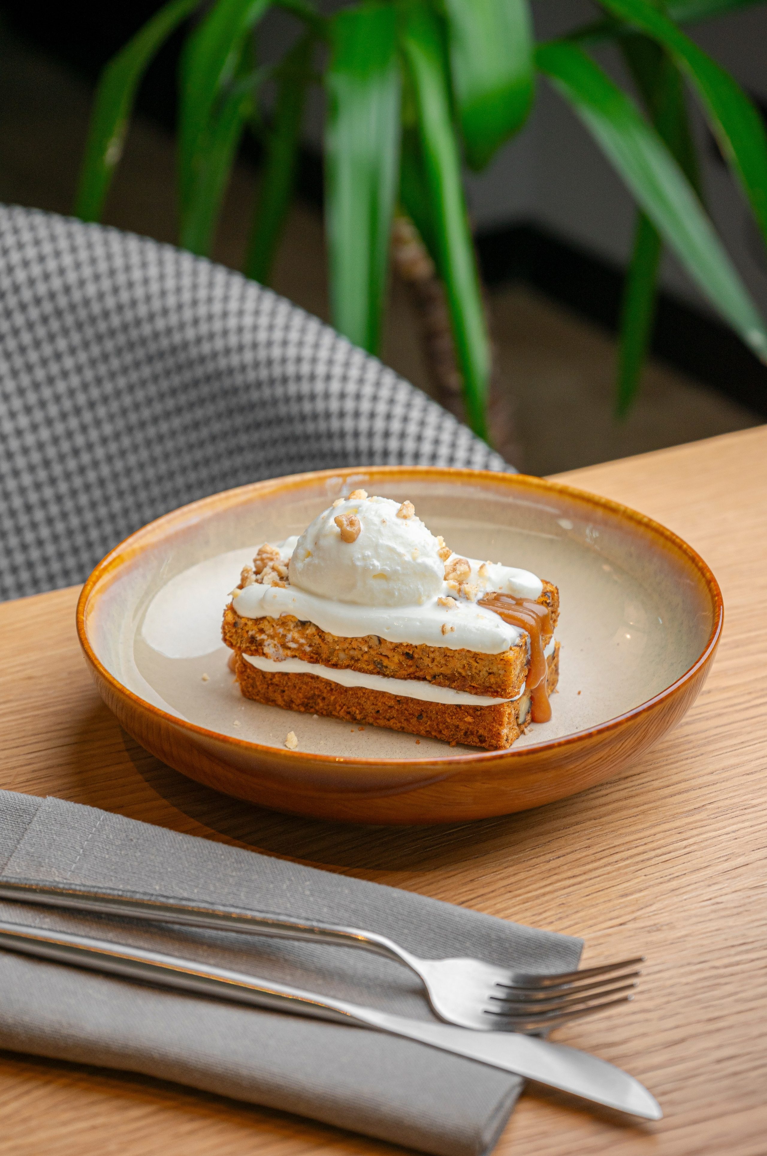 Пирожное с нежным кремом и пломбиром